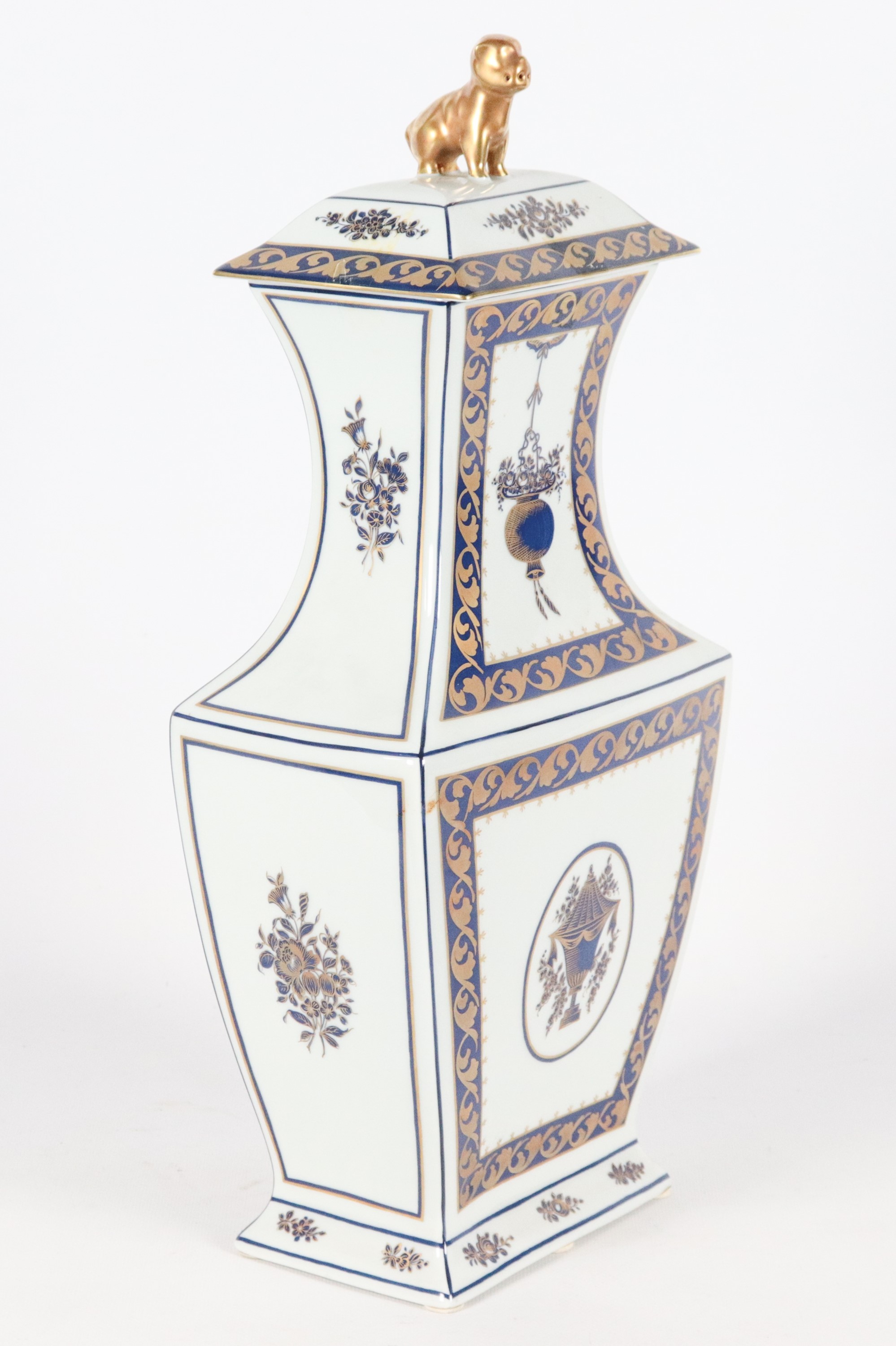 Vaso ad anfora con coperchio in porcellana portoghese