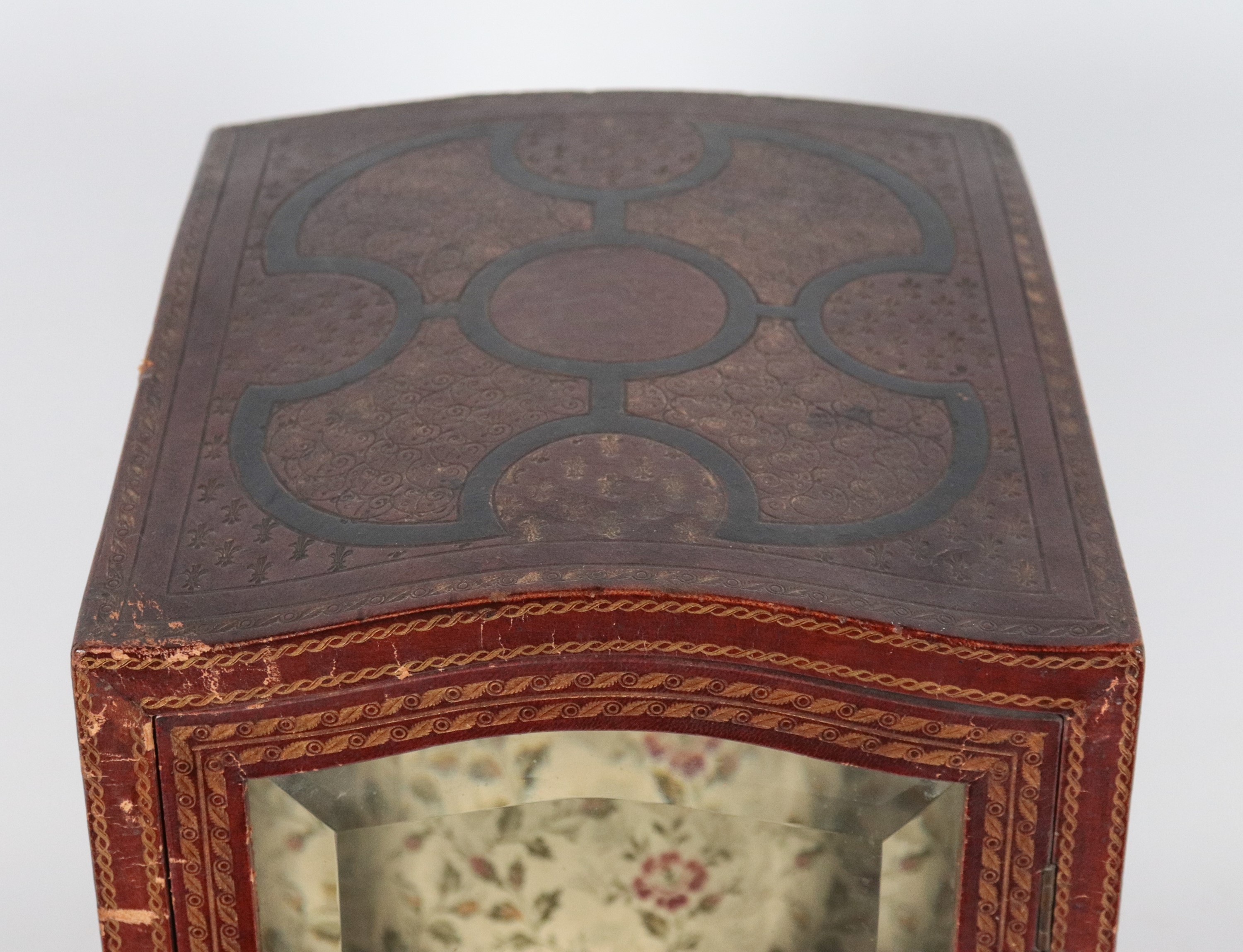 Antico modello di portantina il legno rivestito in cuoio decorato e impresso