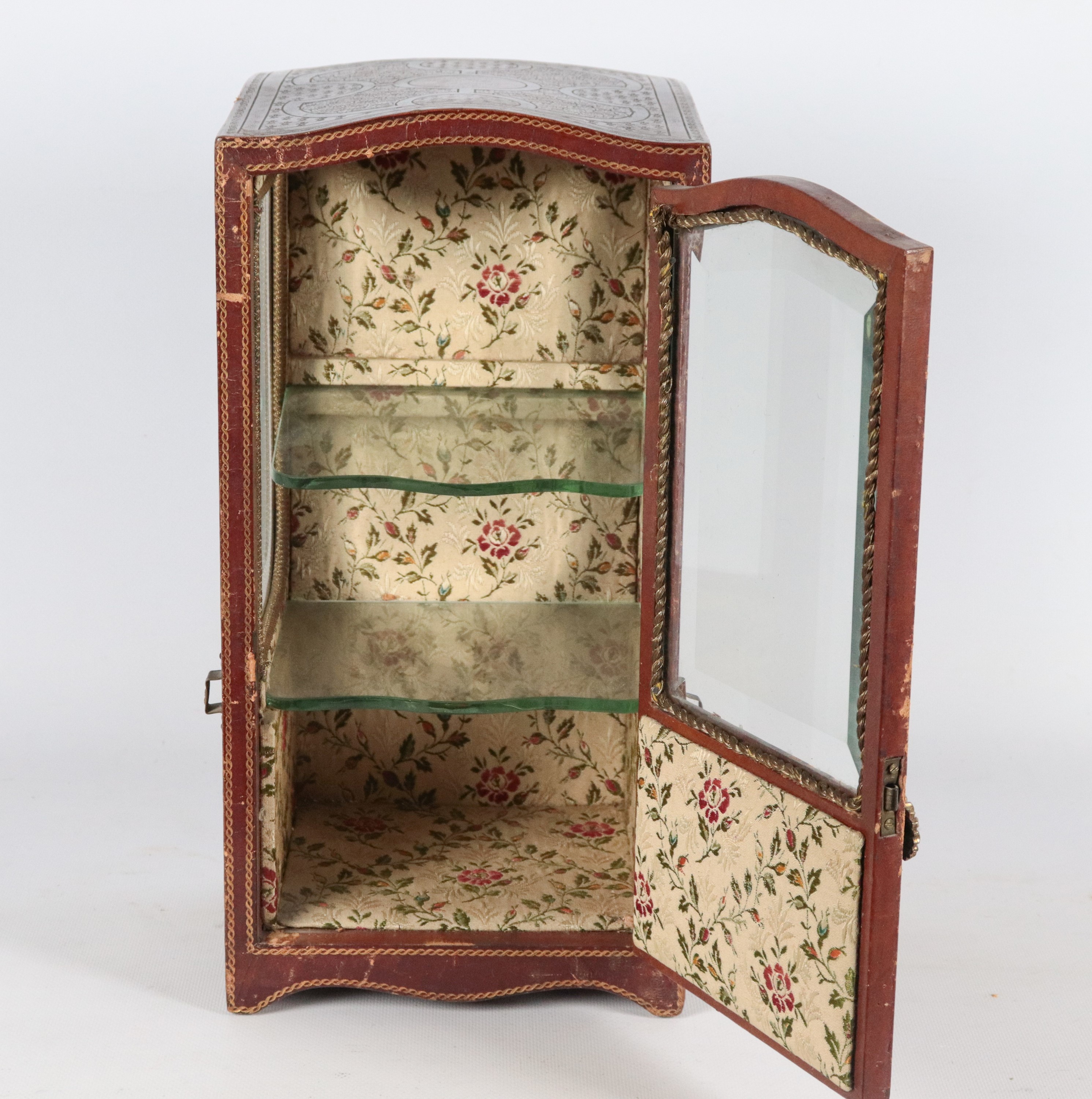 Antico modello di portantina il legno rivestito in cuoio decorato e impresso