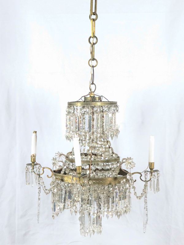 Lampadario francese in cristallo con prismi, pendenti e perlinature