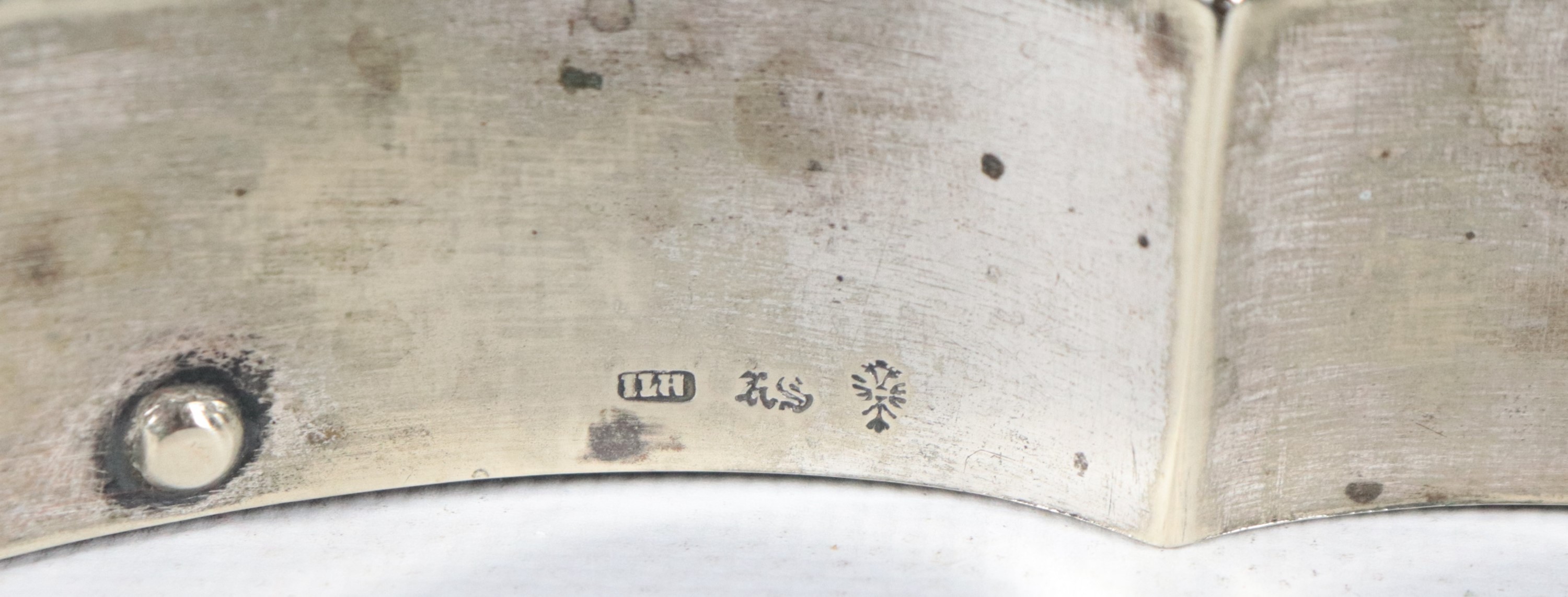 Antica specchiera in metallo argentato cesellato e sbalzato