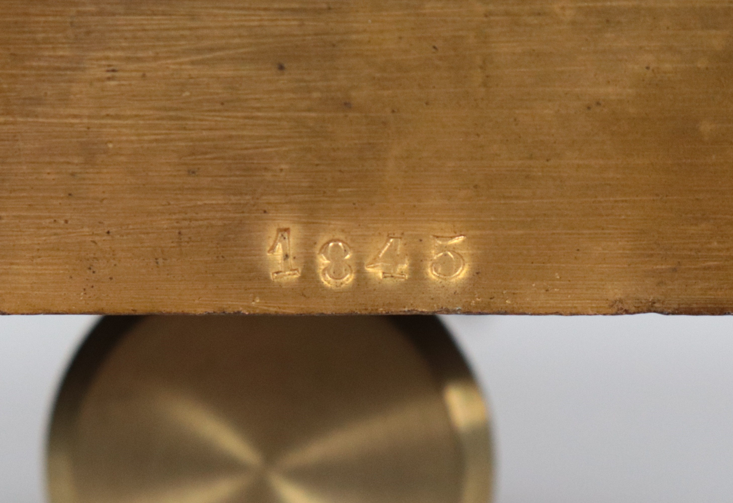 antica pendola da tavolo Luigi Filippo in bronzo dorato, sbalzato e cesellato