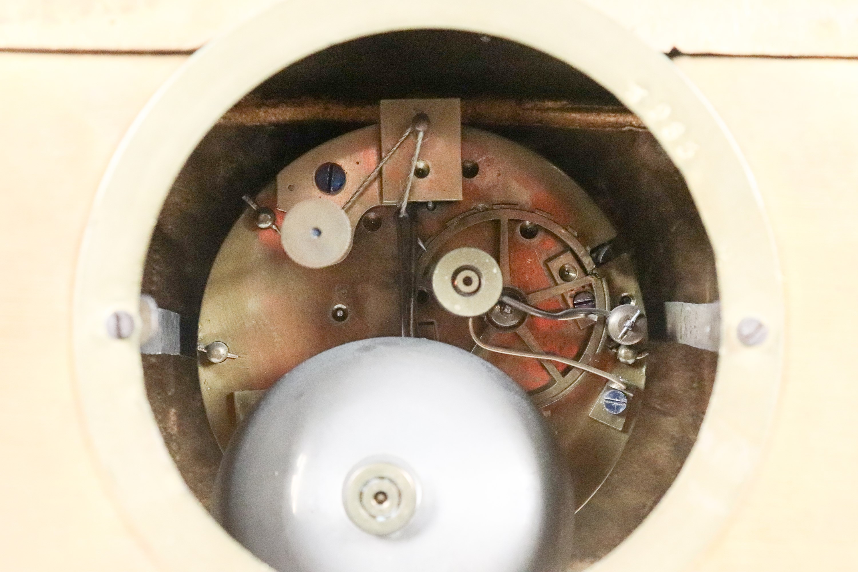 antica pendola da tavolo Luigi Filippo in bronzo dorato, sbalzato e cesellato