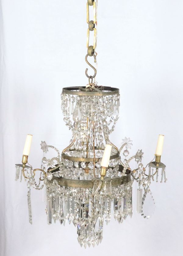 Lampadario francese in cristallo con prismi, pendenti e perlinature