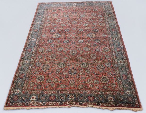 Tappeto persiano Kirman a disegno floreale e geometrico su fondo rosso, M. 3,56 x 2,27