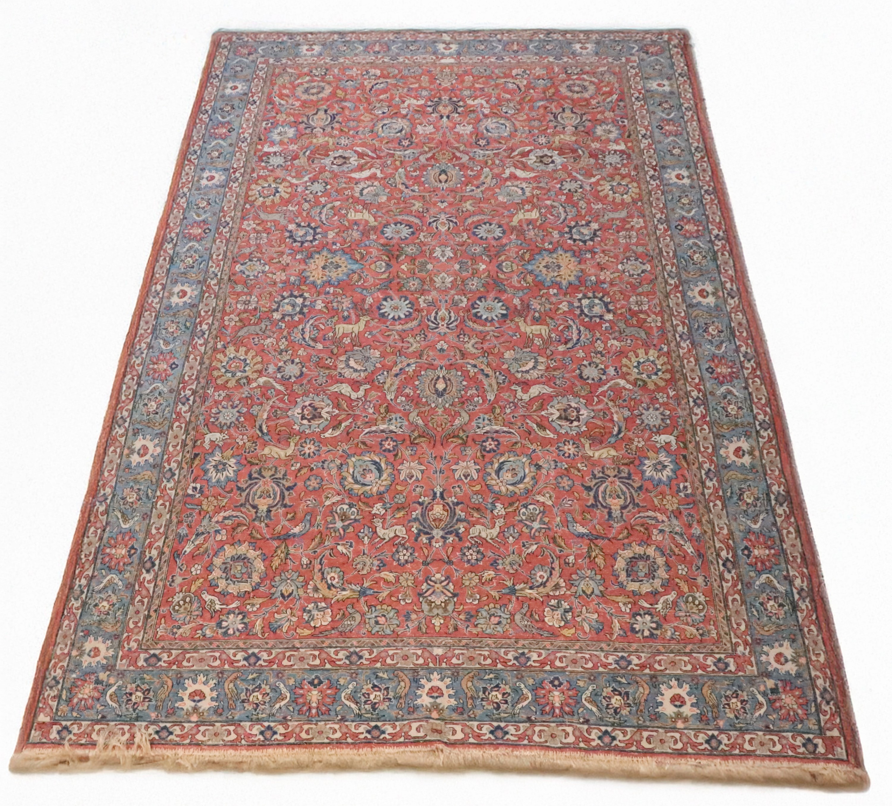 Tappeto persiano Kirman a disegno floreale e geometrico su fondo rosso, M. 3,56 x 2,27