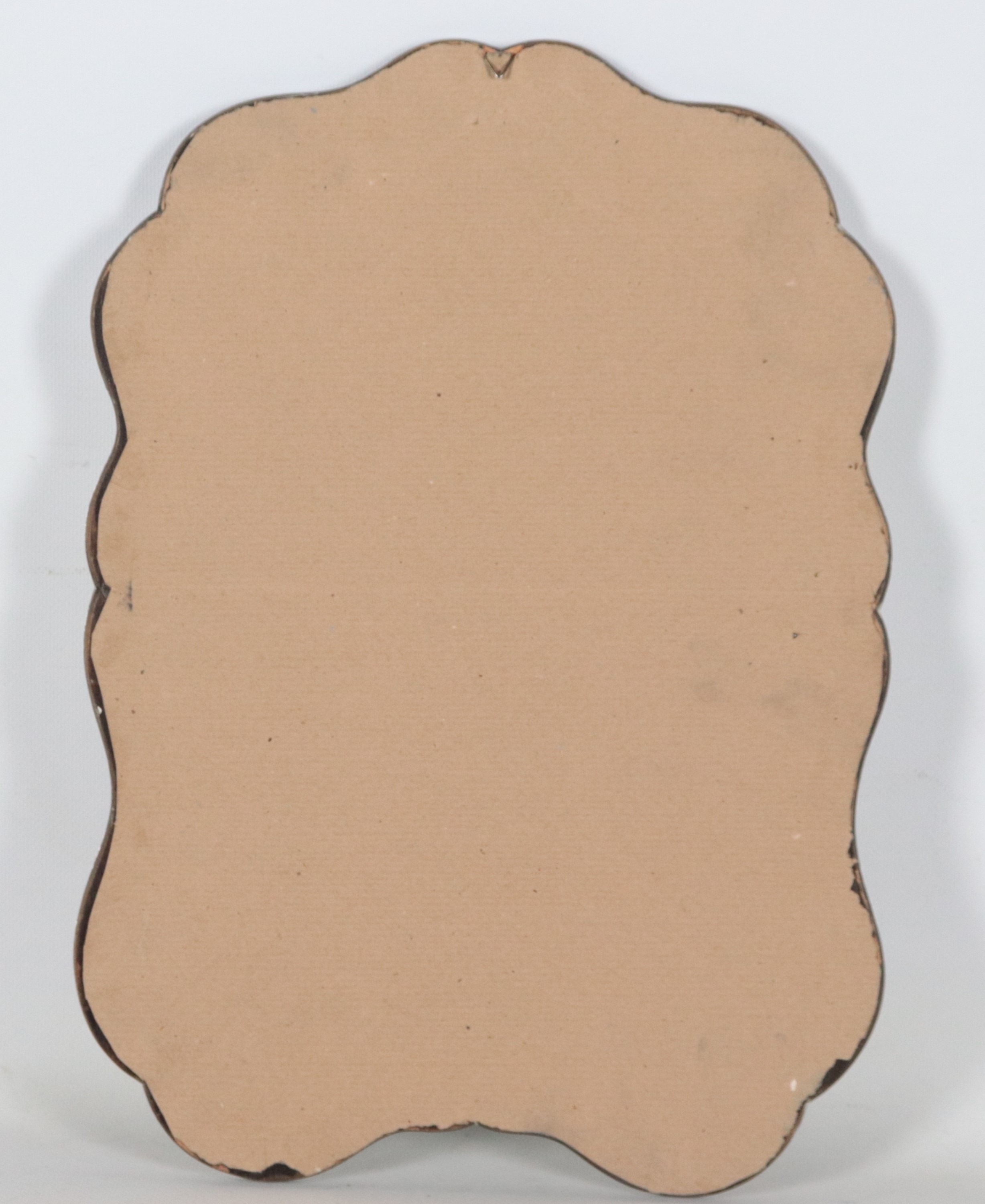 Antica specchiera sagomata in argento cesellato e sbalzato