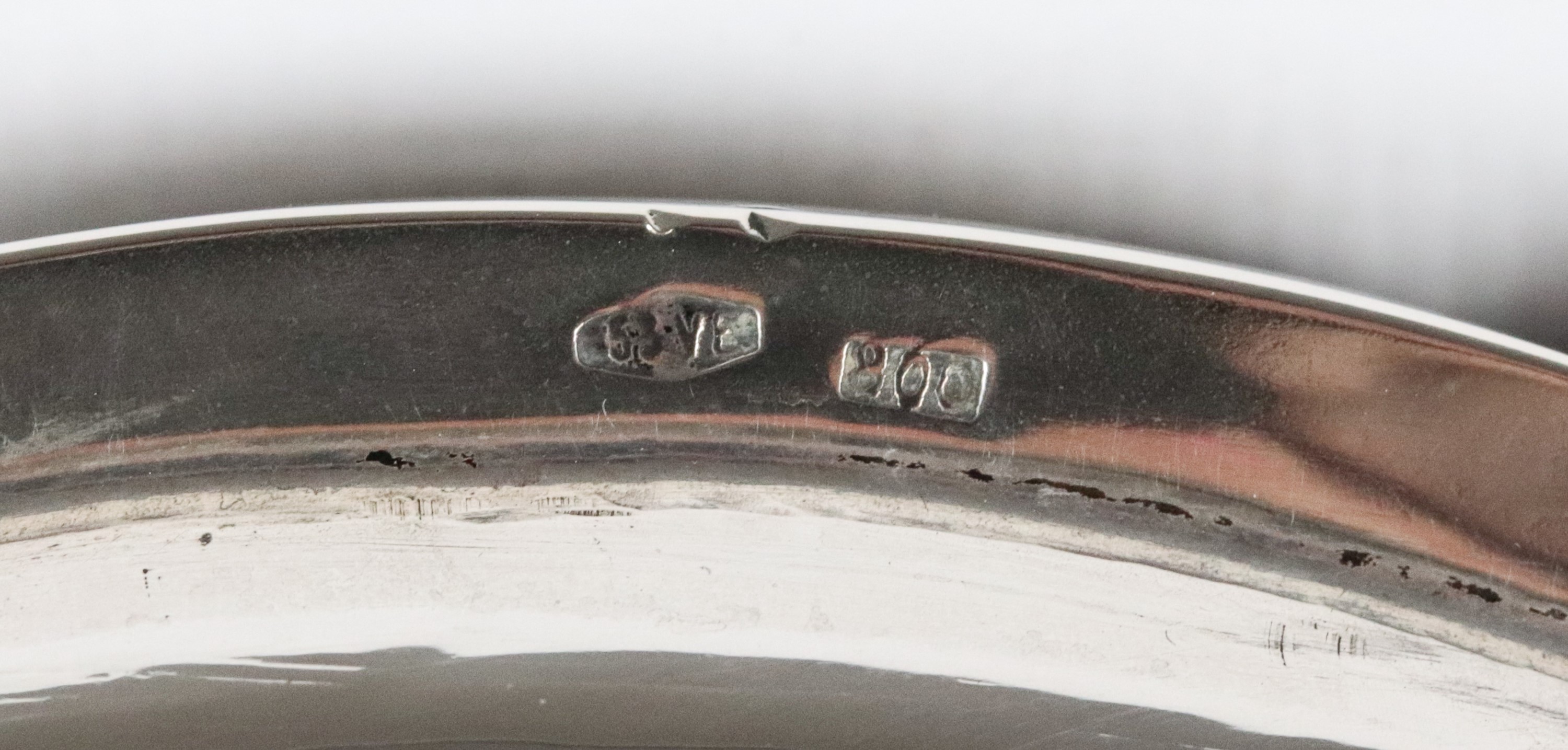 Antica specchiera sagomata in argento cesellato e sbalzato