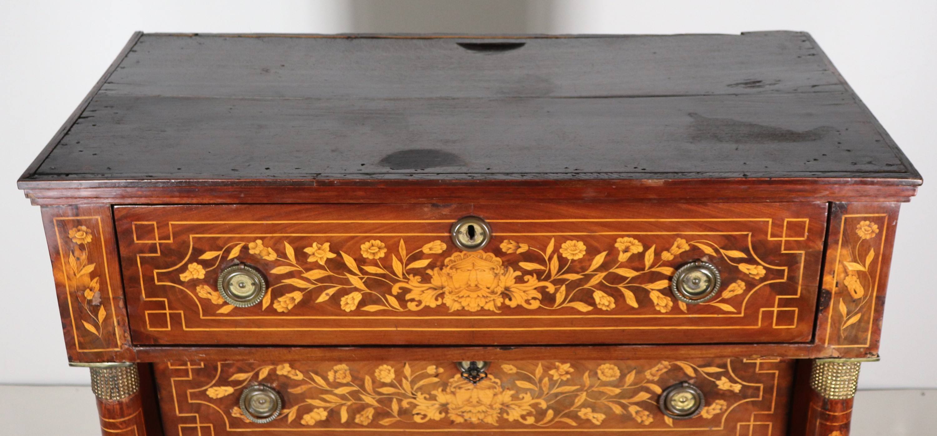 Antico secretaire olandese in noce interamente intarsiato a volute floreali