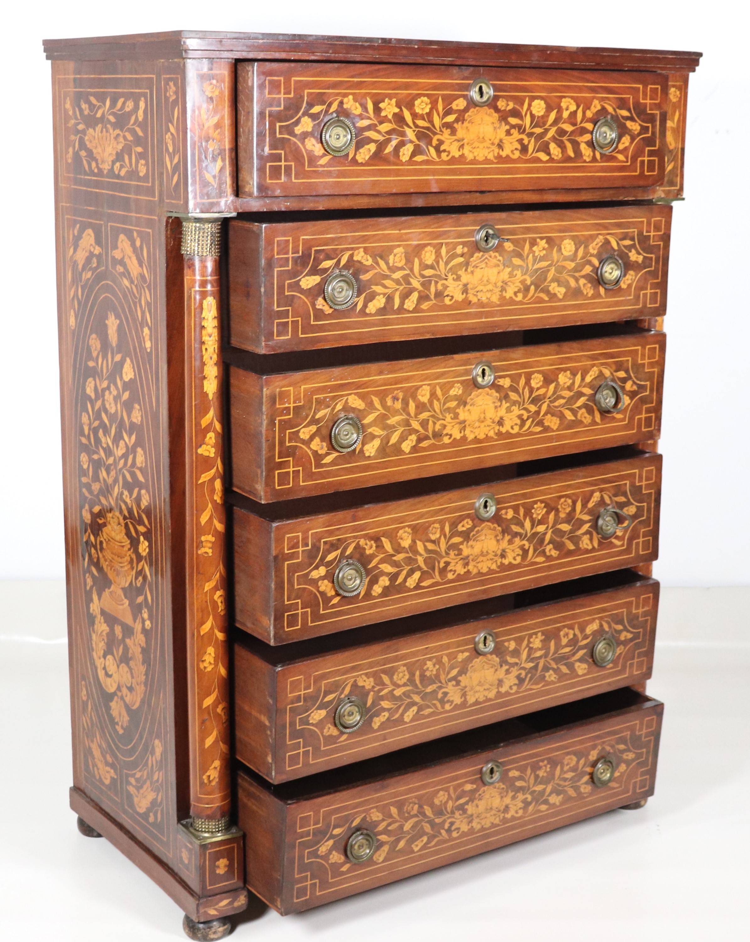 Antico secretaire olandese in noce interamente intarsiato a volute floreali