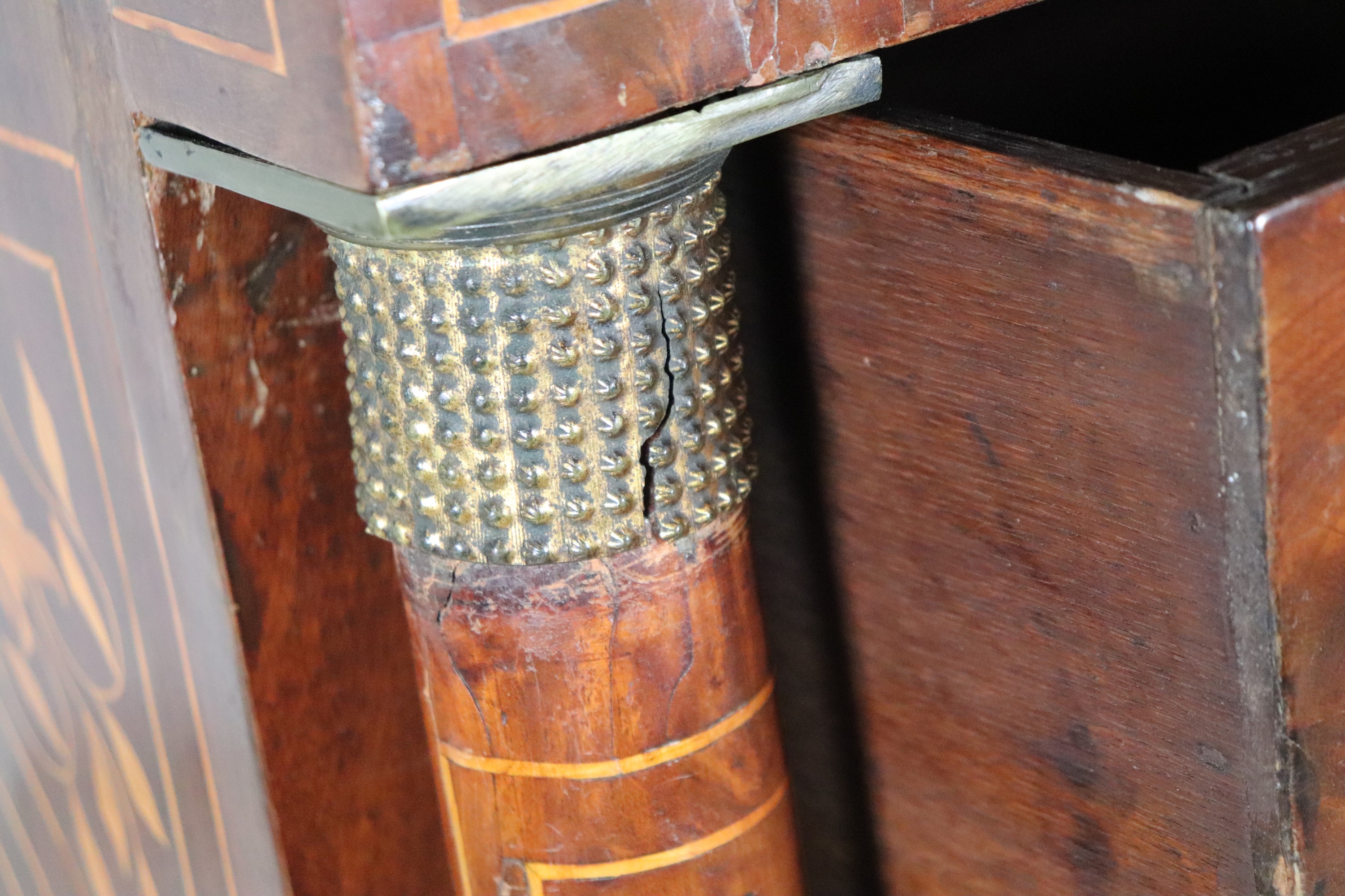 Antico secretaire olandese in noce interamente intarsiato a volute floreali