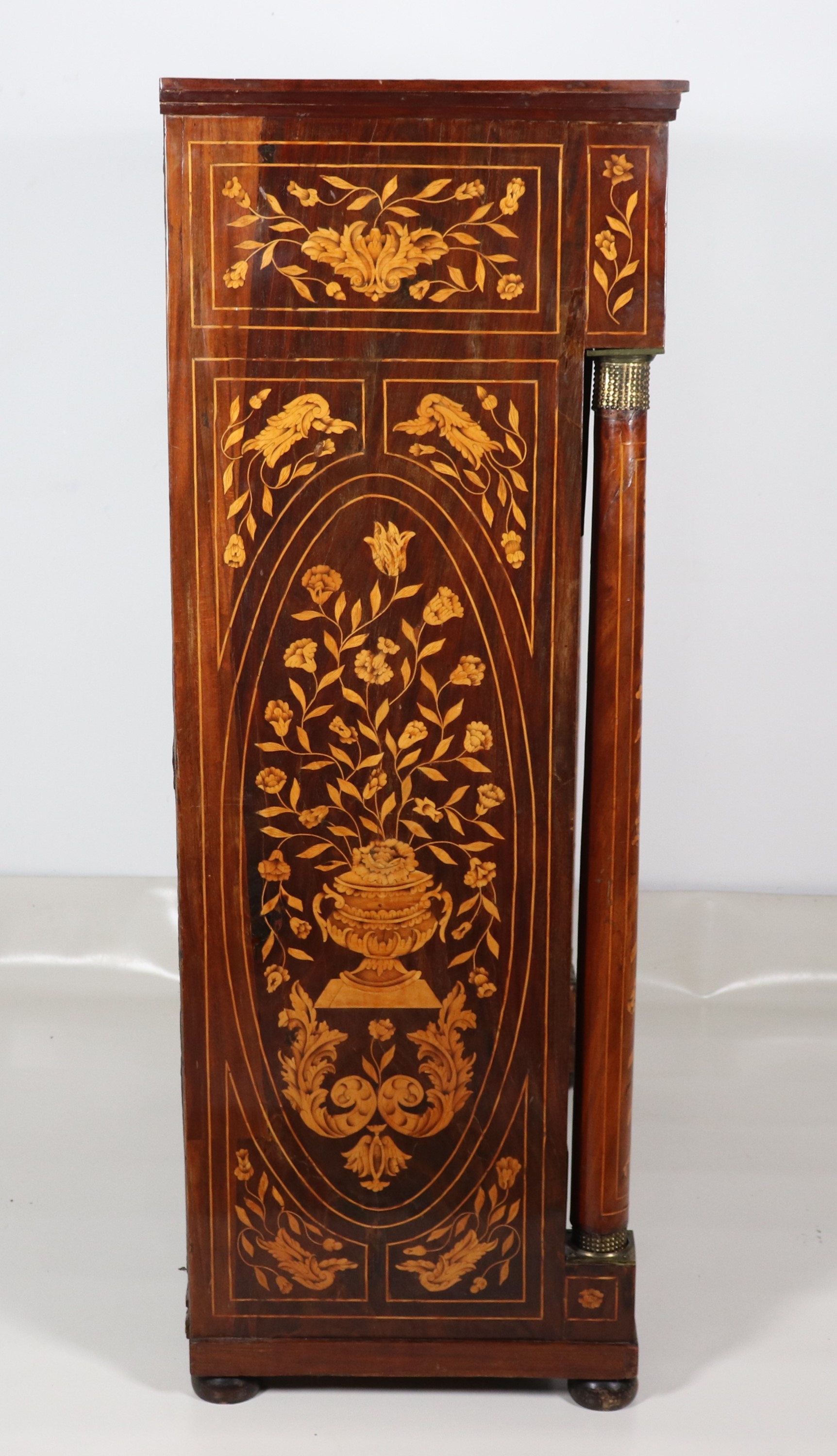 Antico secretaire olandese in noce interamente intarsiato a volute floreali