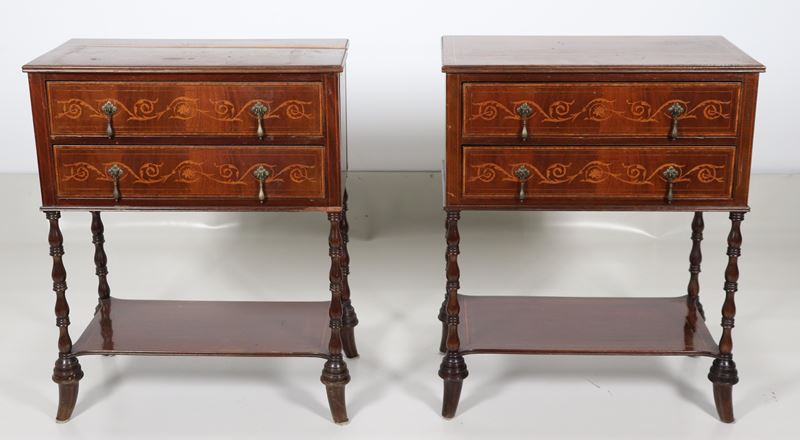 Coppia di comodini in noce con intarsi in bosso a volute floreali