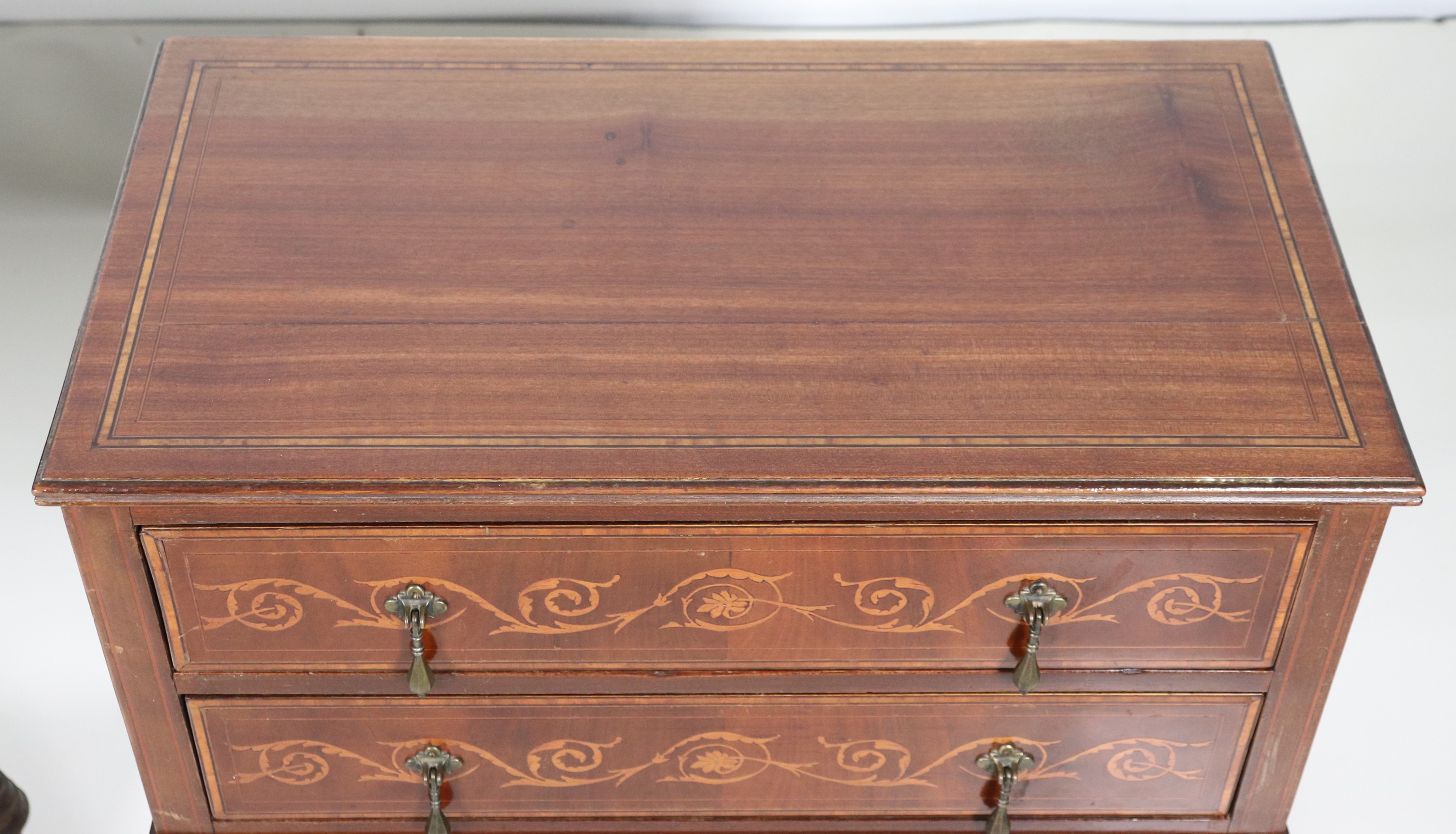 Coppia di comodini in noce con intarsi in bosso a volute floreali