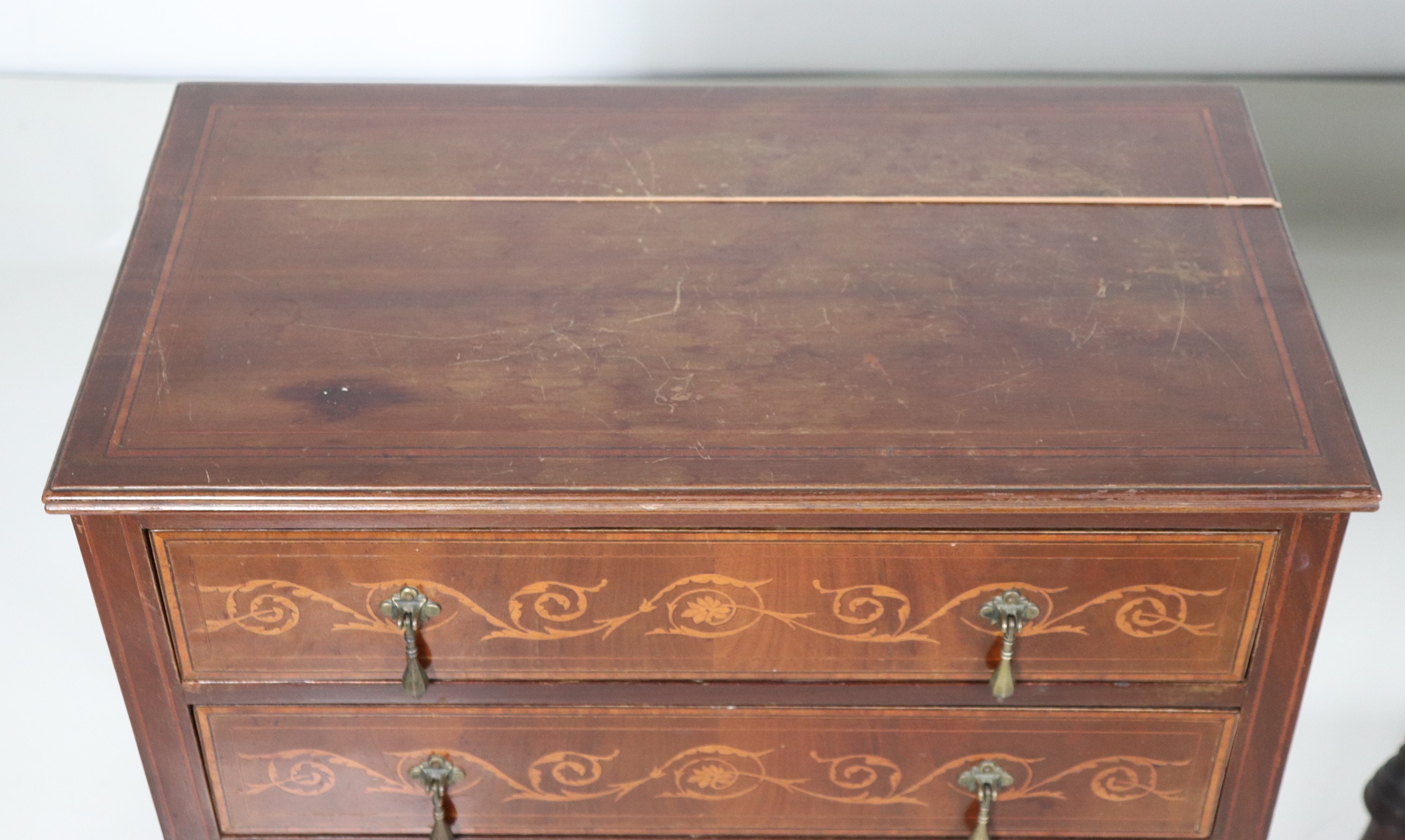 Coppia di comodini in noce con intarsi in bosso a volute floreali