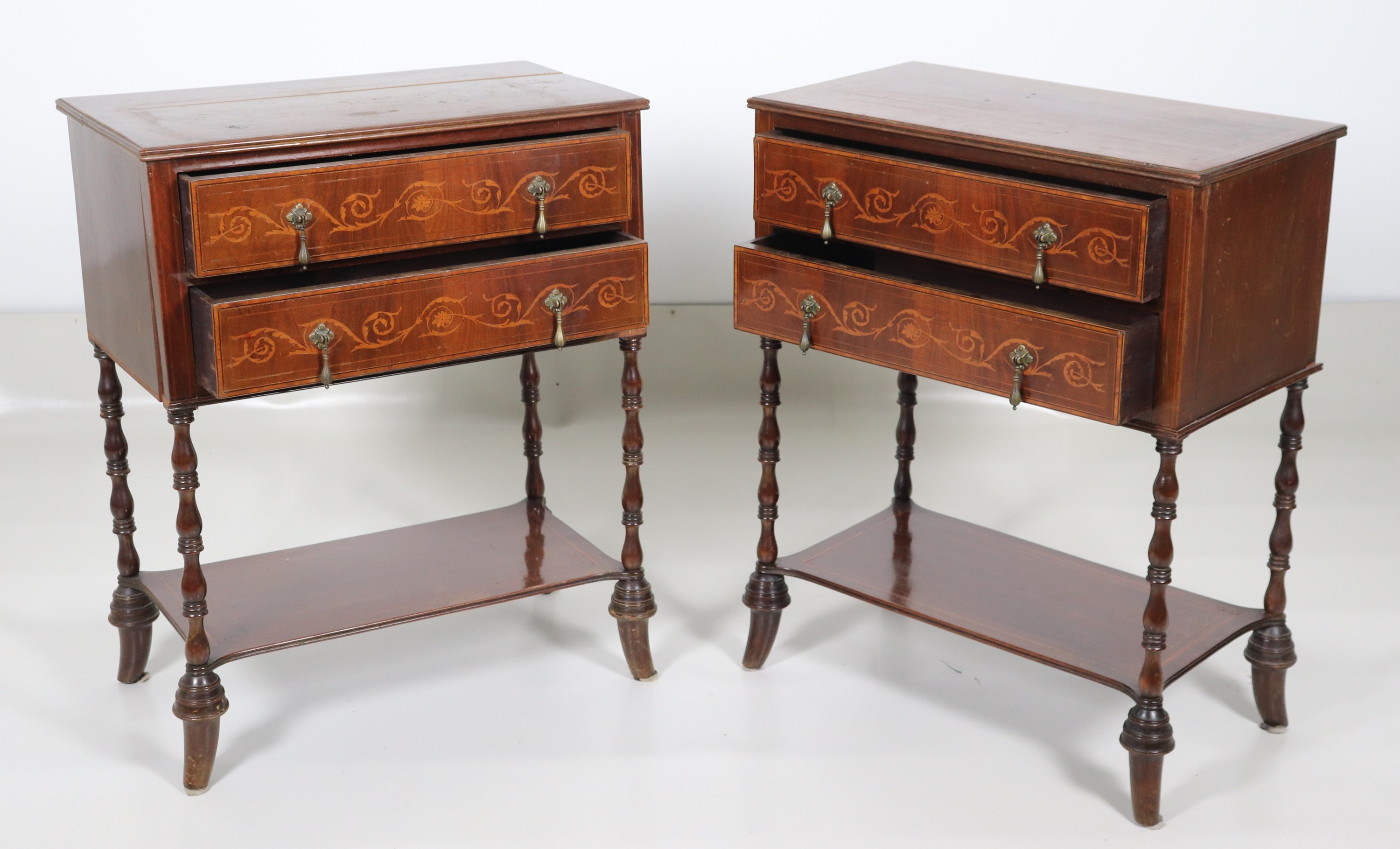 Coppia di comodini in noce con intarsi in bosso a volute floreali