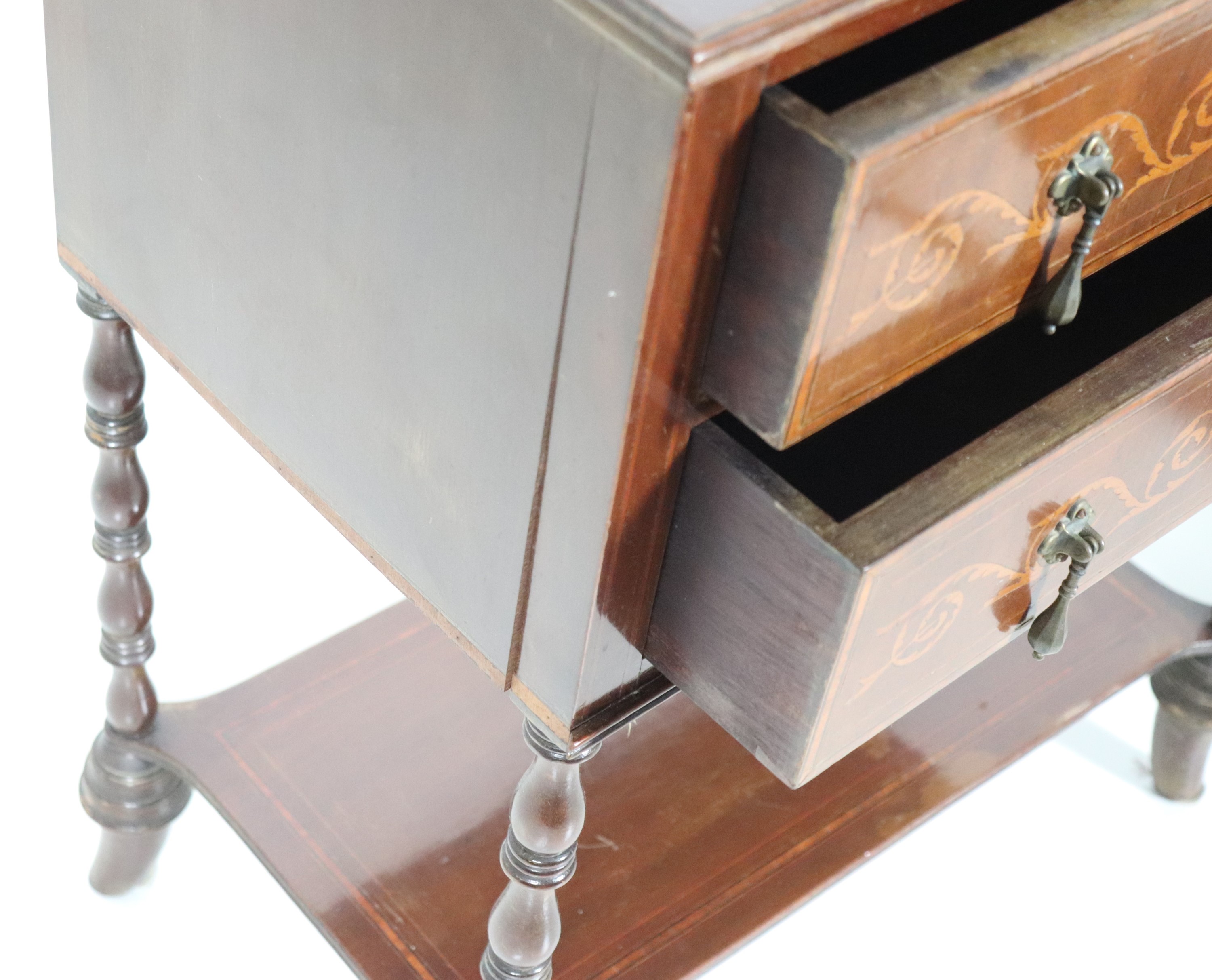 Coppia di comodini in noce con intarsi in bosso a volute floreali