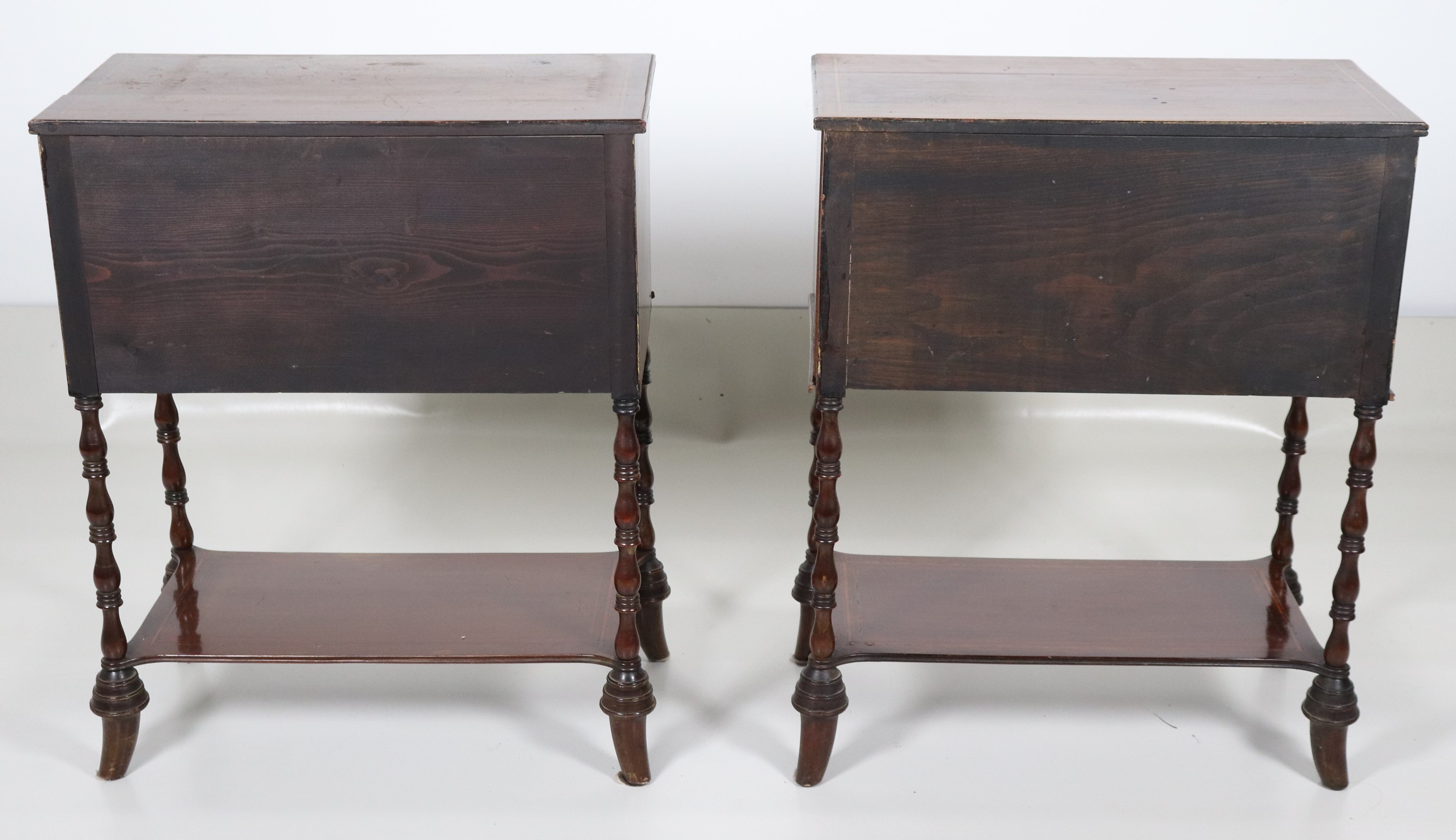 Coppia di comodini in noce con intarsi in bosso a volute floreali