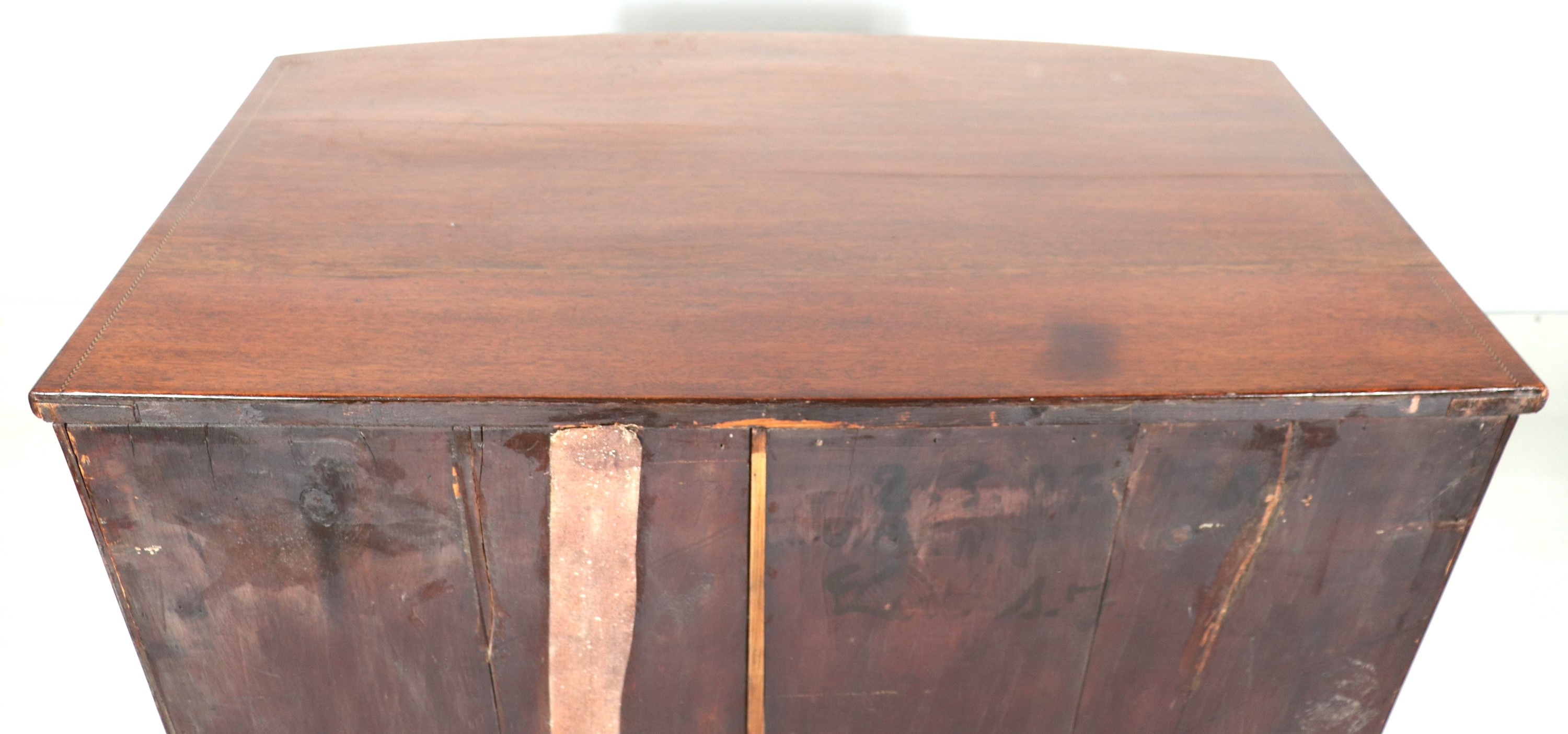 Antico como’ inglese in mogano e piuma di mogano, con intarsi a motivi Sheraton