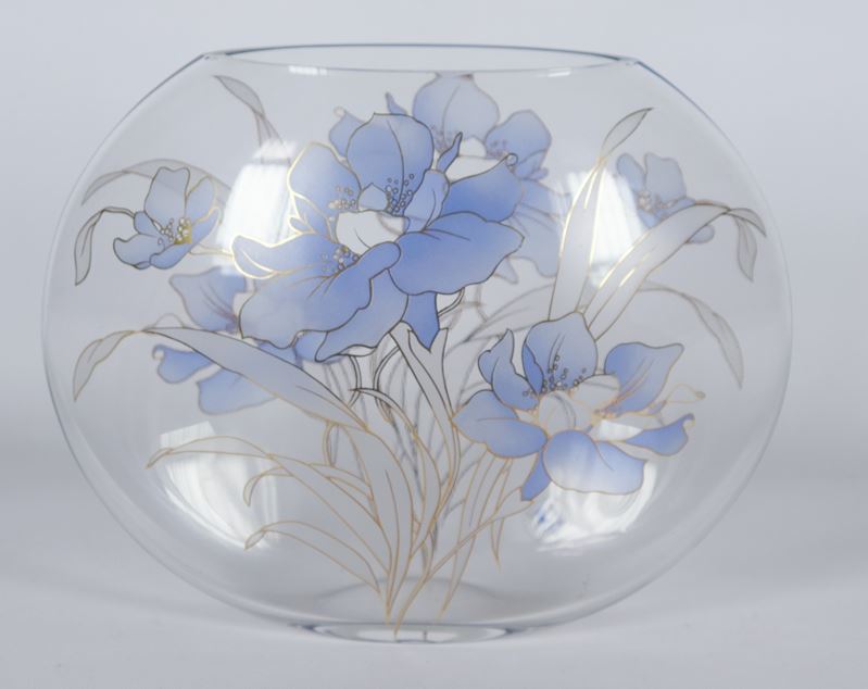 Vaso ovale in cristallo con decorazioni incise a fiori azzurri