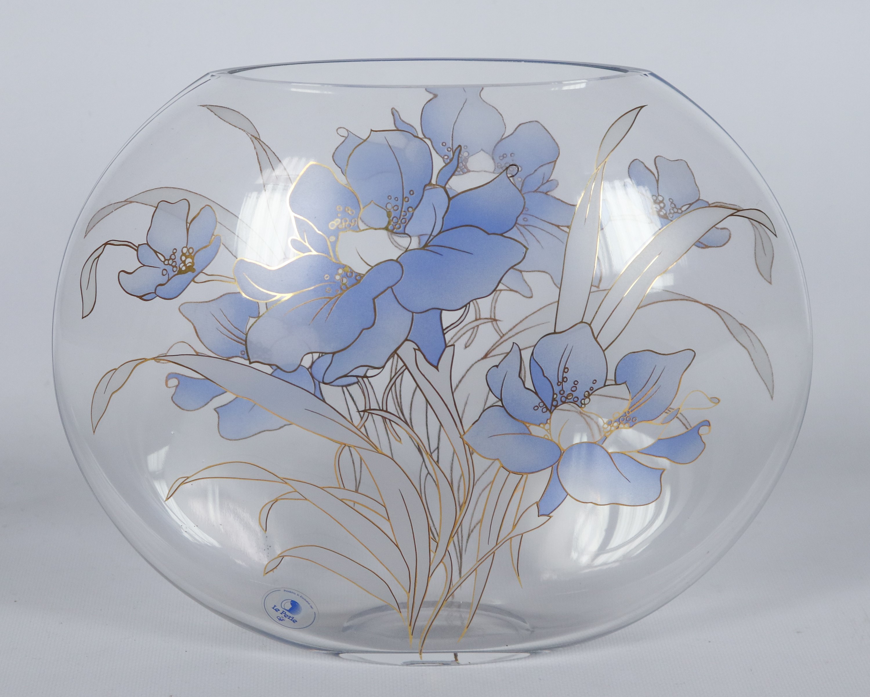 Vaso ovale in cristallo con decorazioni incise a fiori azzurri