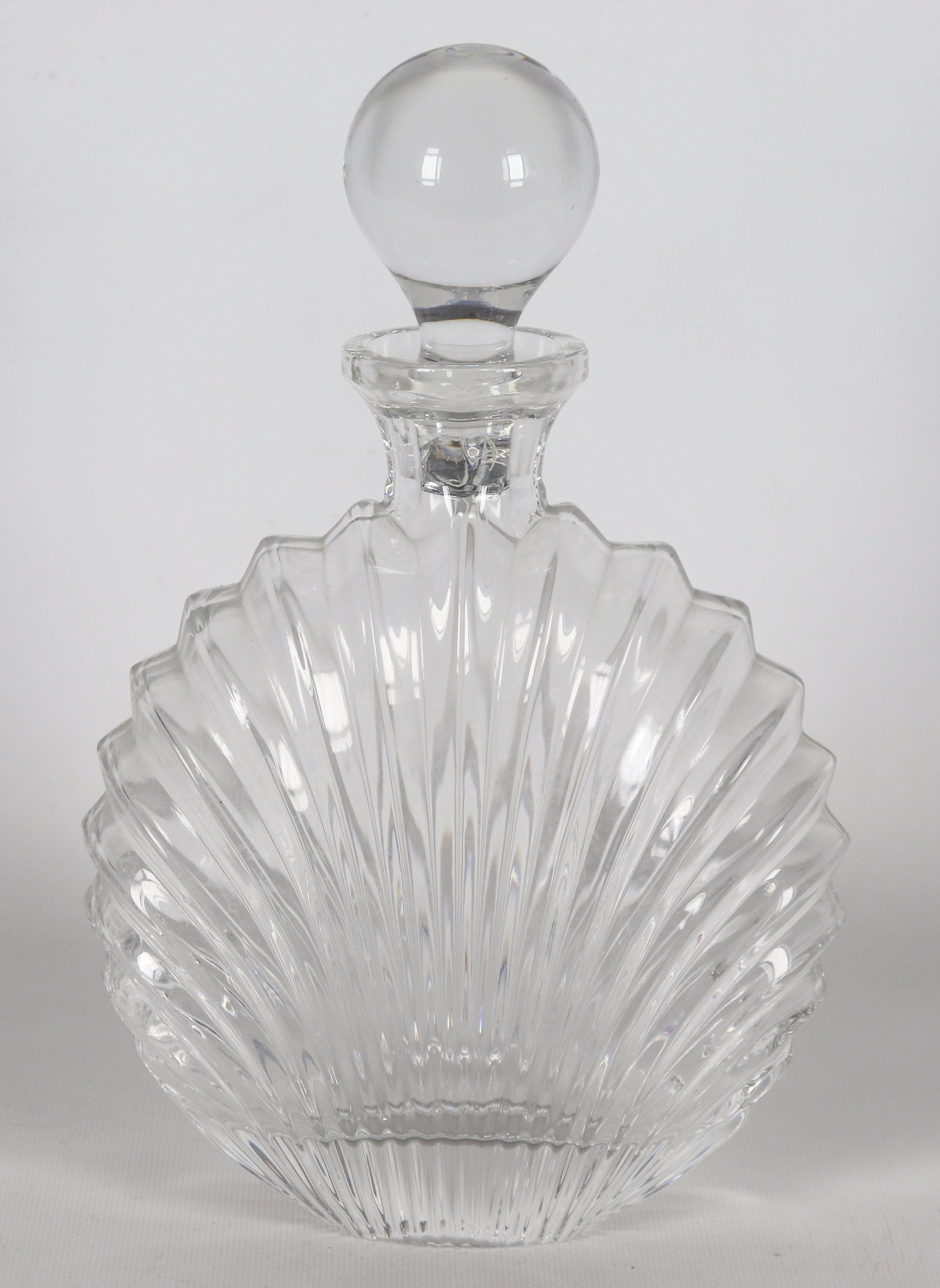 Bottiglia da liquore in cristallo a forma di conchiglia