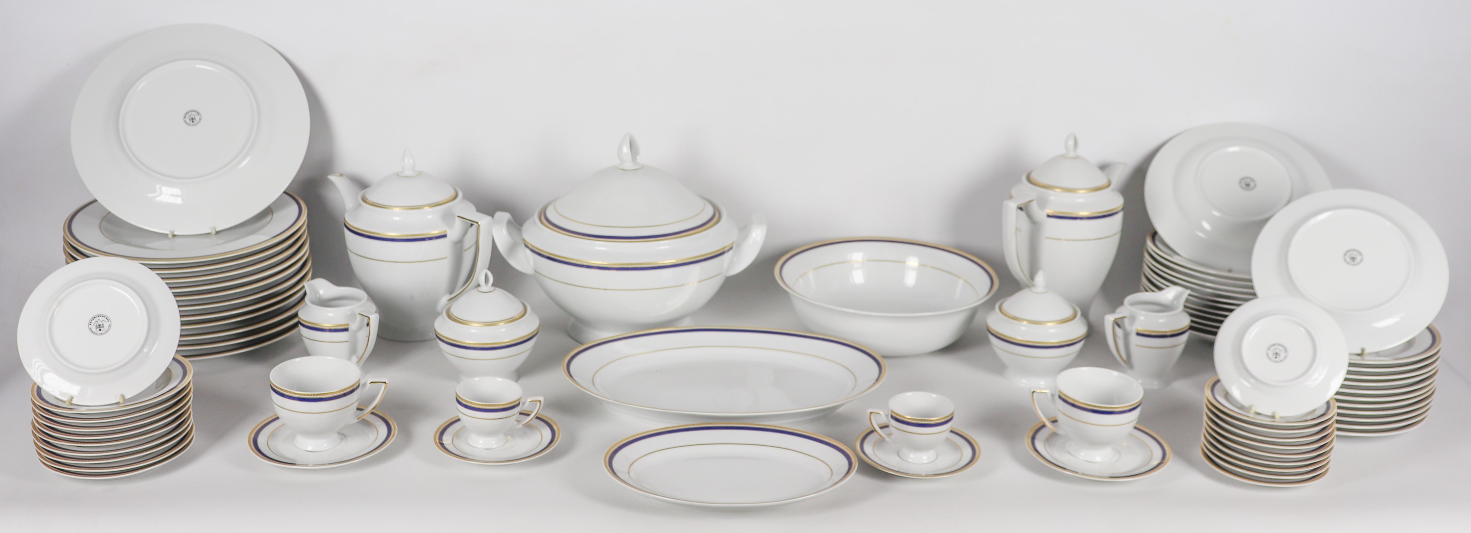Servizio di piatti in porcellana tedesca di Bavaria con bordi a filettature in blu e oro (70 pz)