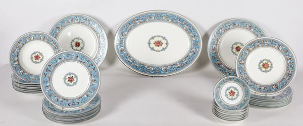 Servizio di piatti in porcellana inglese Wedgwood , sul bordo e al centro cordoni policromi a motivi floreali (35 pz)