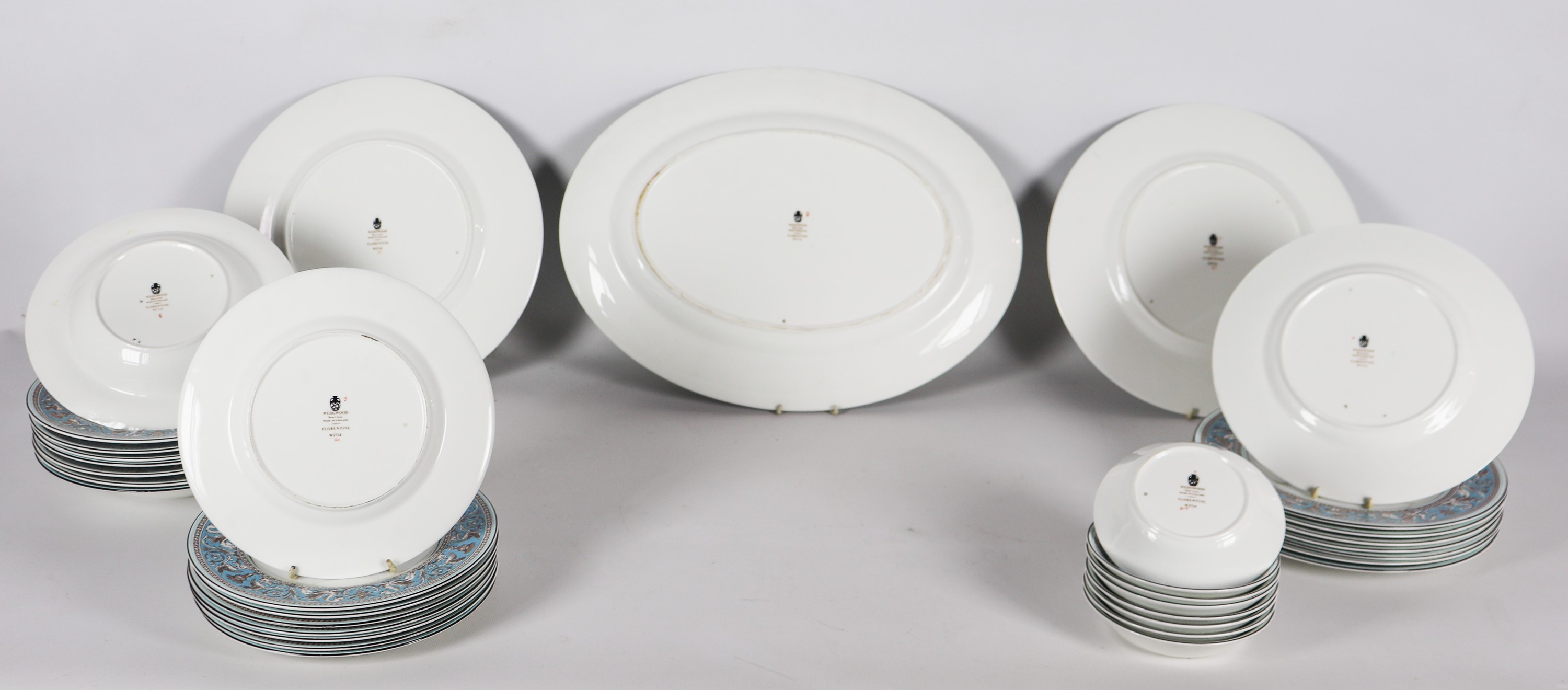 Servizio di piatti in porcellana inglese Wedgwood , sul bordo e al centro cordoni policromi a mot...