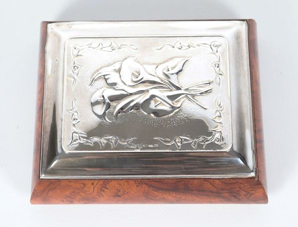 Jewelry box in briar root, on the lid a silver cover with floral motif