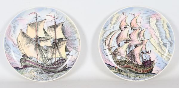 Coppia di piatti in ceramica porcellanata e smaltata con decorazioni di antichi velieri