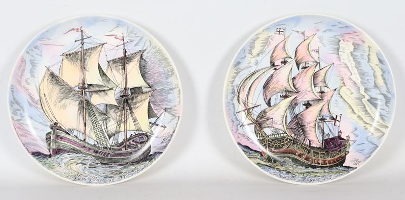 Coppia di piatti in ceramica porcellanata e smaltata con decorazioni di antichi velieri