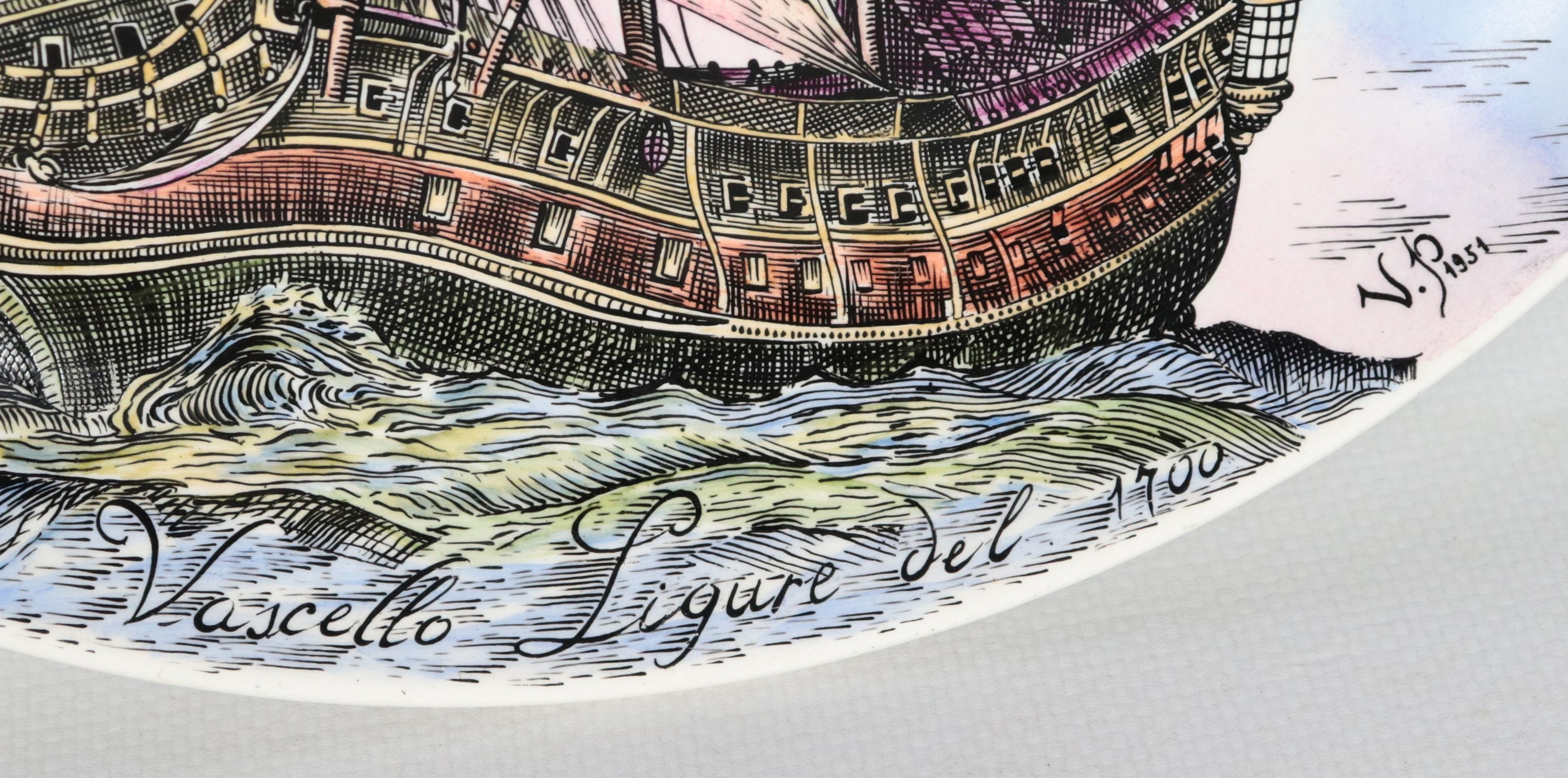 Coppia di piatti in ceramica porcellanata e smaltata con decorazioni di antichi velieri