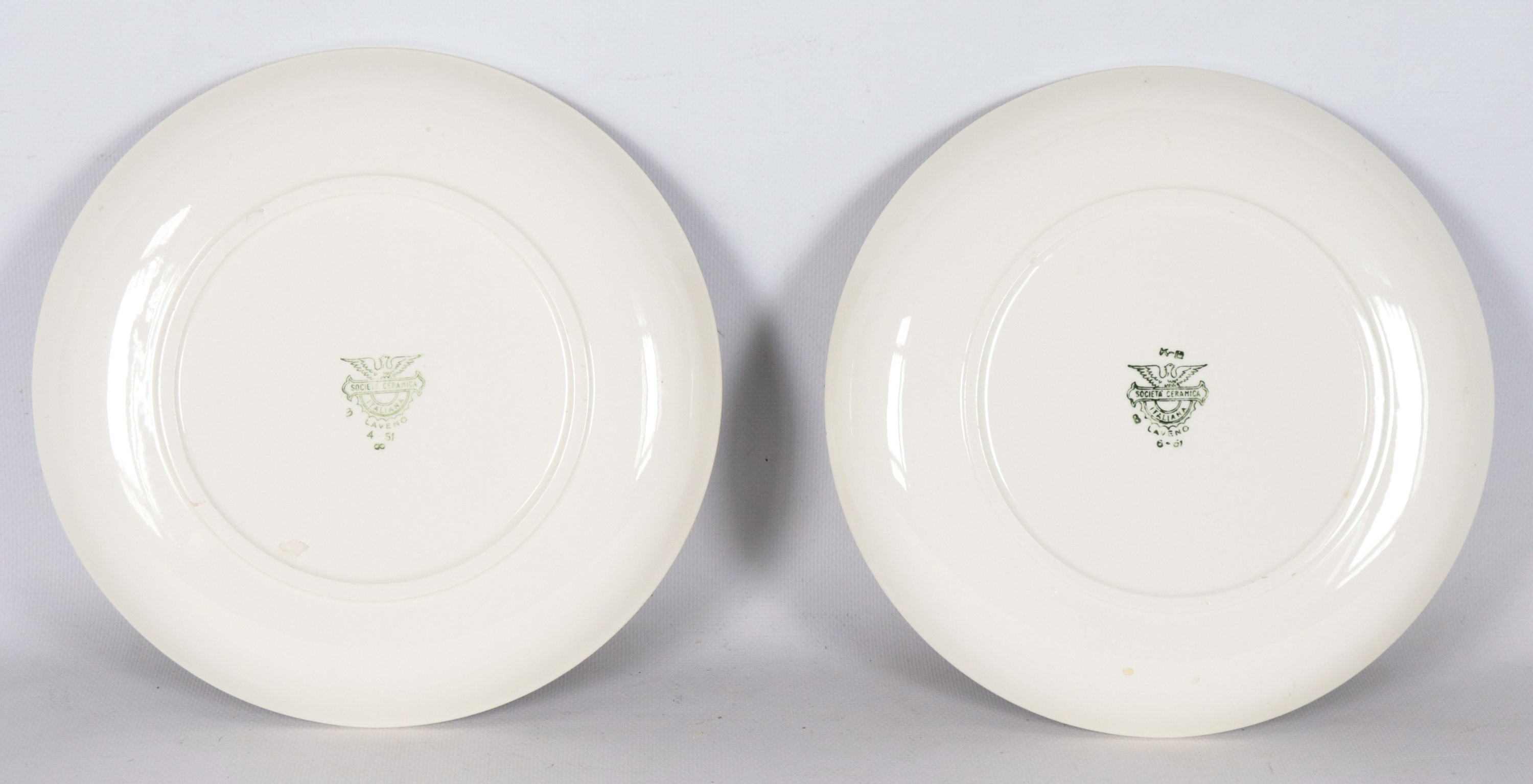 Coppia di piatti in ceramica porcellanata e smaltata con decorazioni di antichi velieri