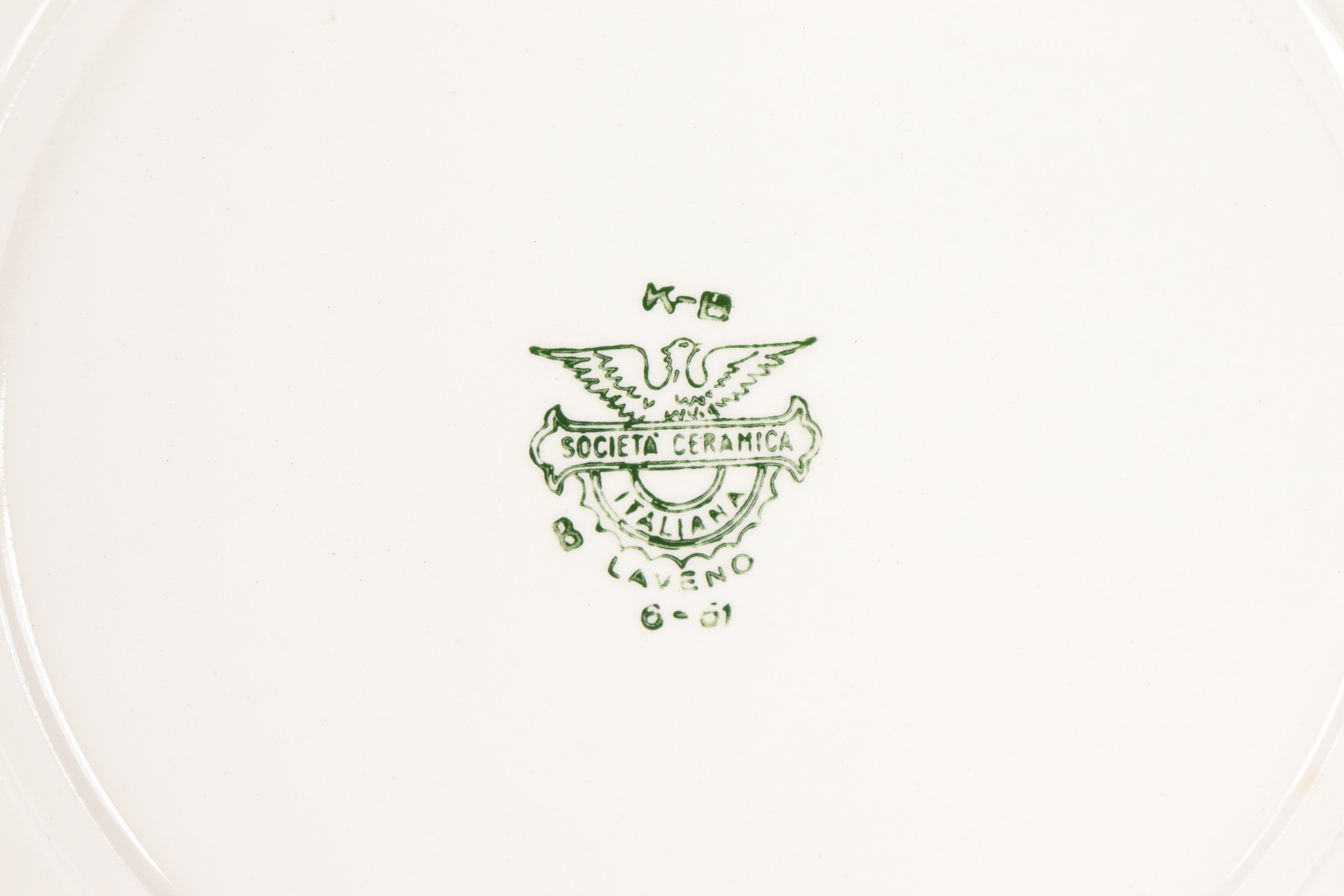 Coppia di piatti in ceramica porcellanata e smaltata con decorazioni di antichi velieri