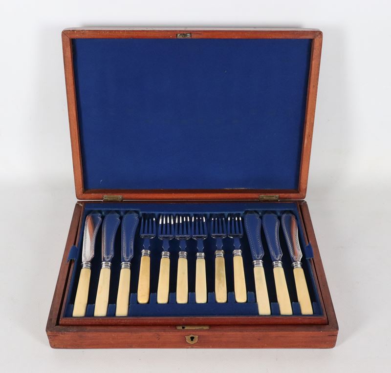 Antico servizio di posate da dolce in sheffield cesellato e sbalzato (24 pz)