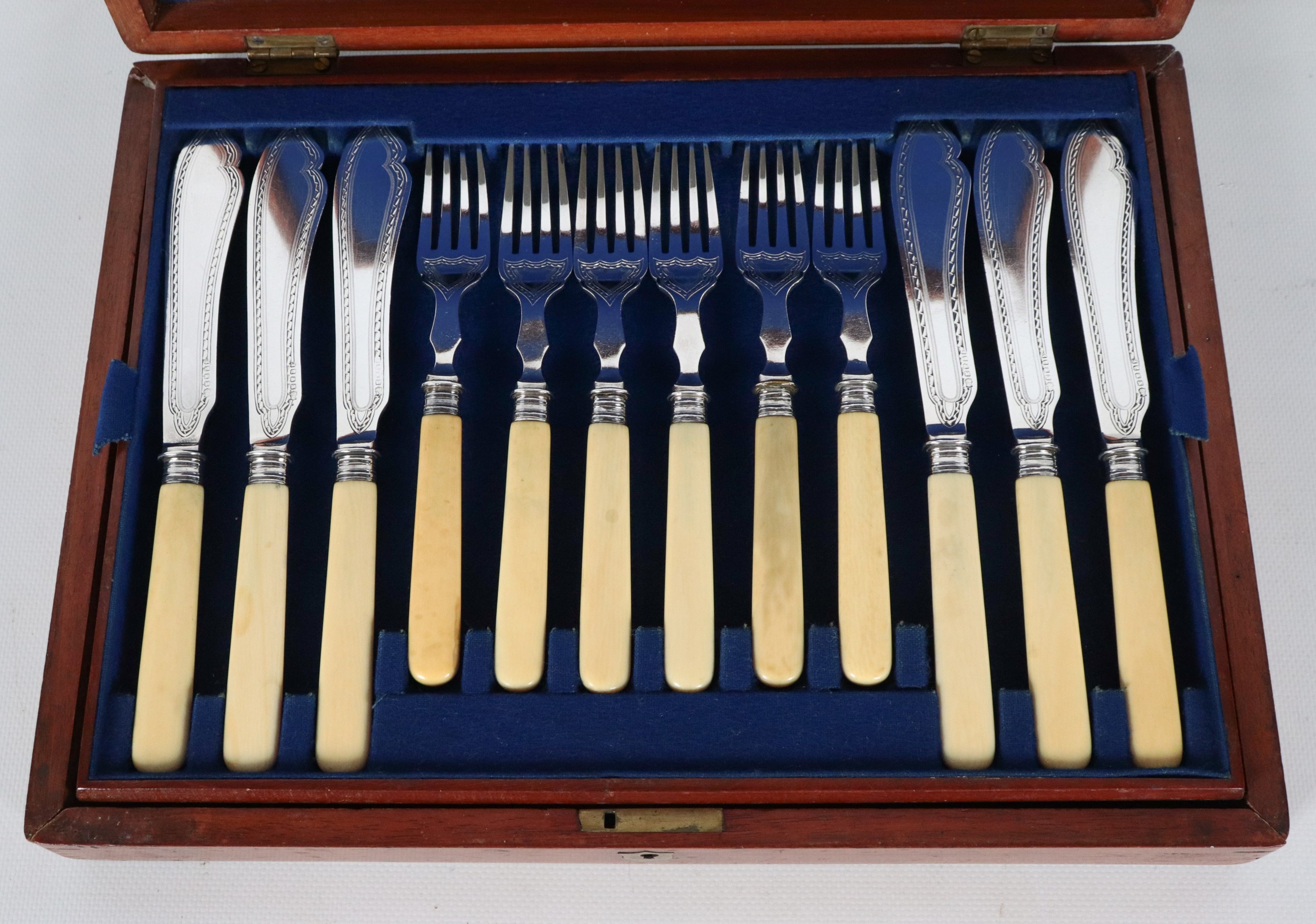 Antico servizio di posate da dolce in sheffield cesellato e sbalzato (24 pz)