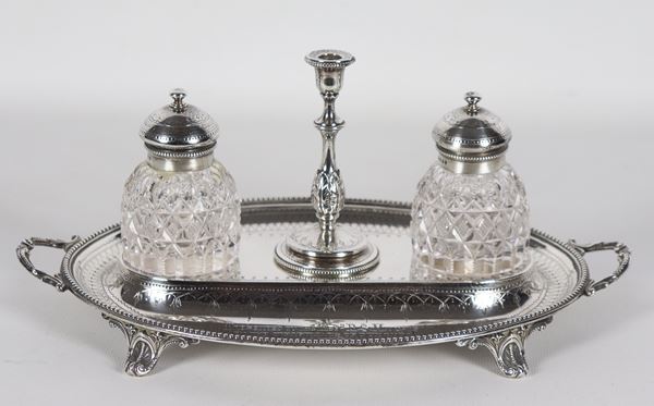 Antique Queen Victoria era inkwell in chiseled and embossed silver, gr. 504
