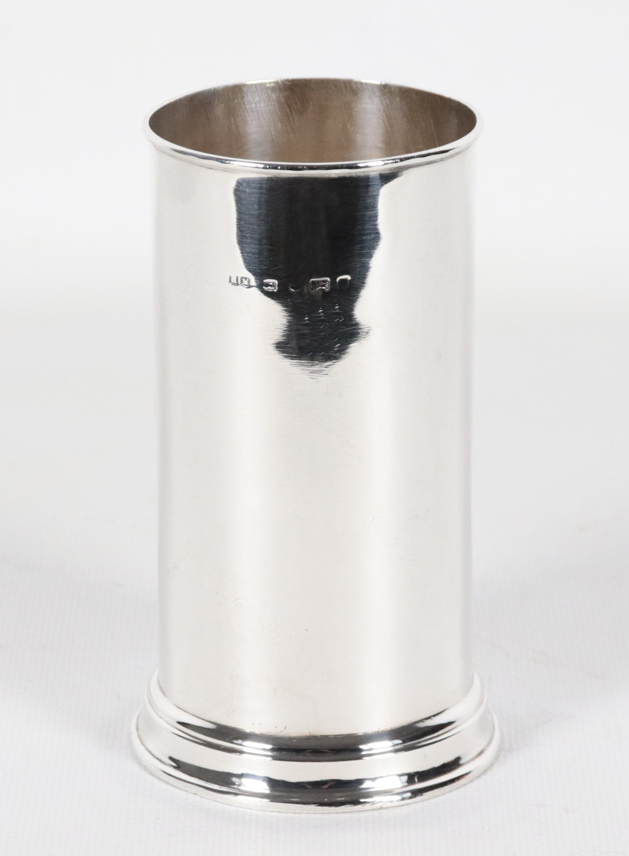 Antico bicchiere in argento Giorgio V, con testa di divinità sbalzata a rilievo, gr. 118