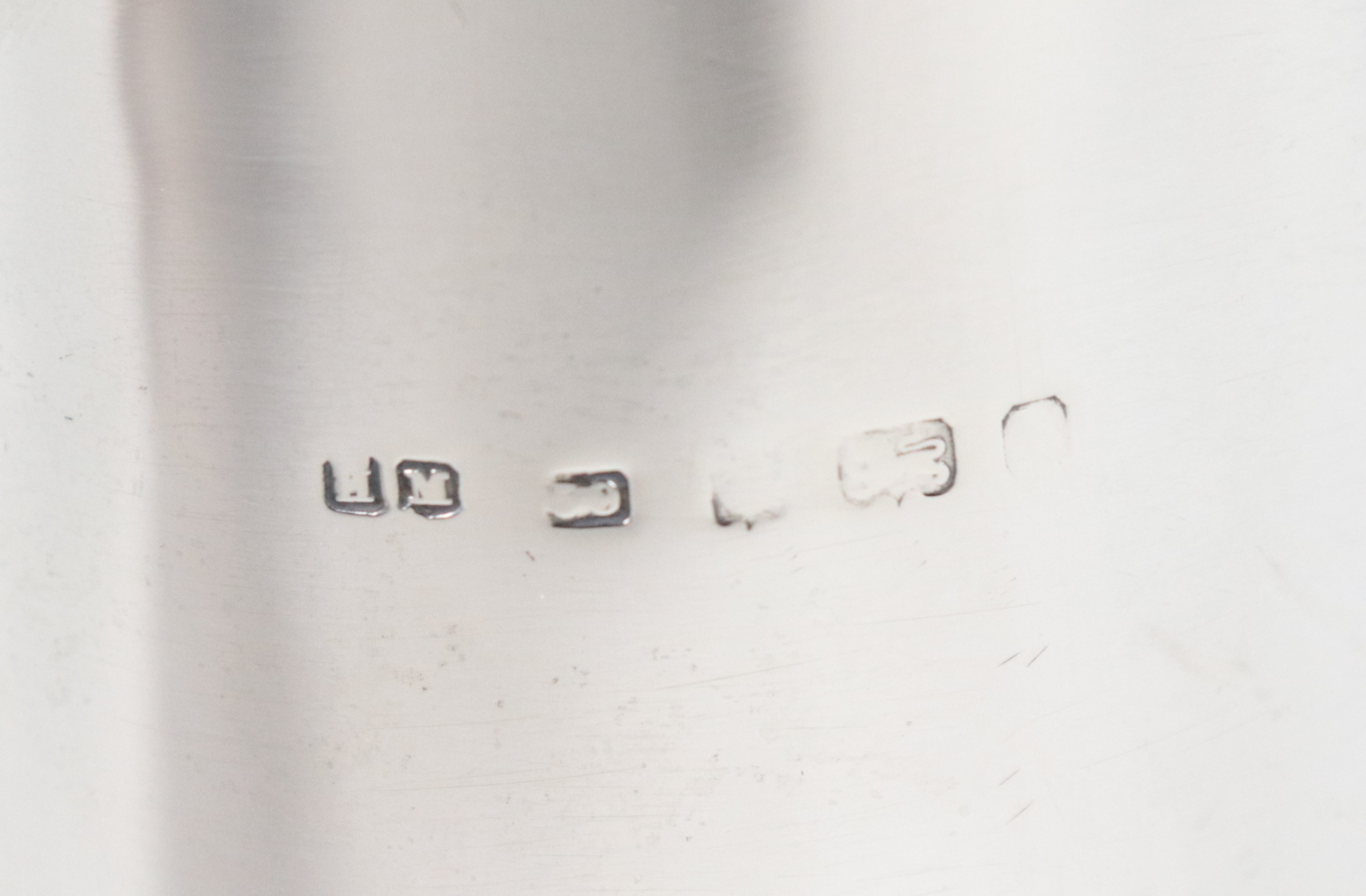 Antico bicchiere in argento Giorgio V, con testa di divinità sbalzata a rilievo, gr. 118