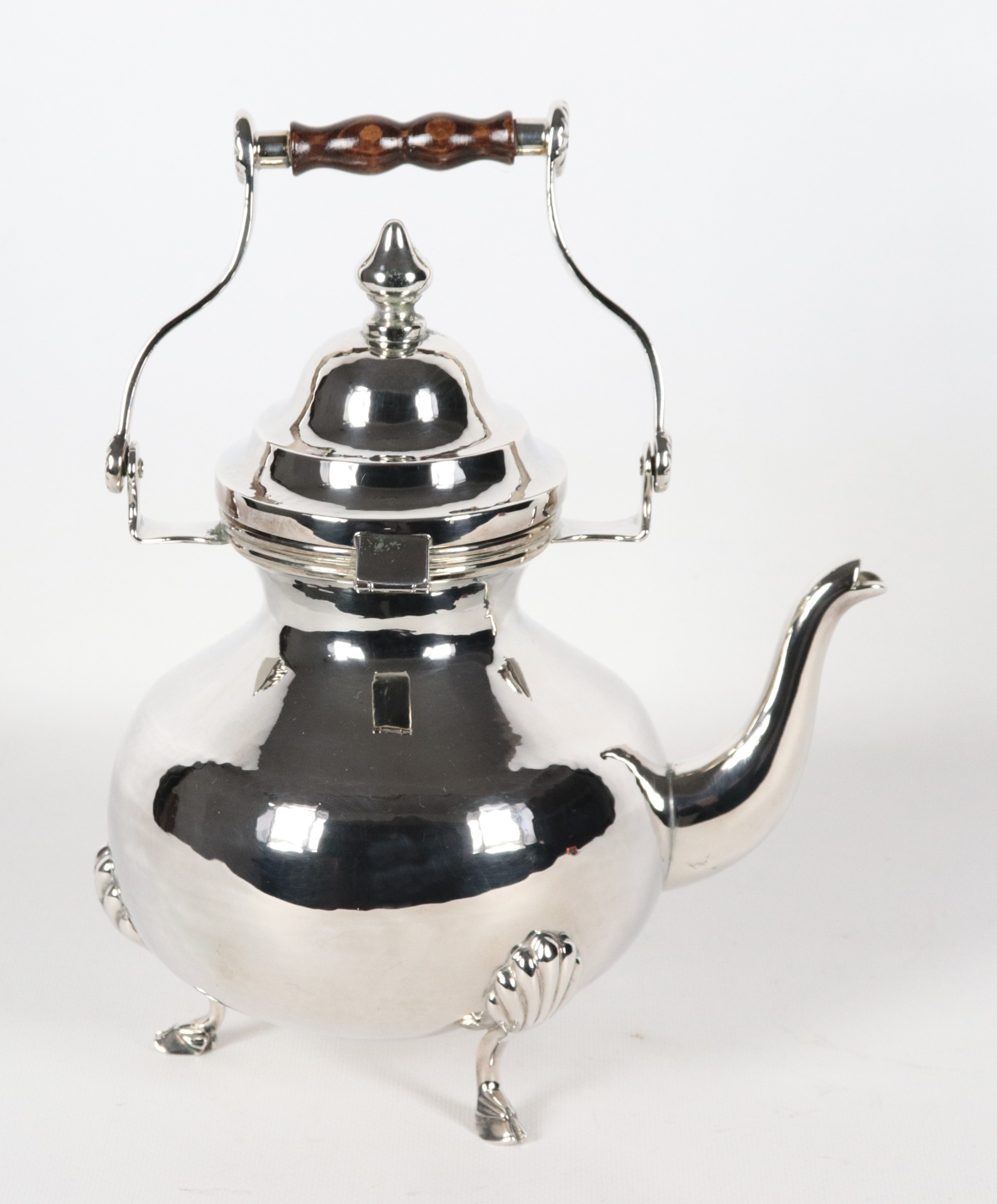 Teiera in argento cesellato e sbalzato con manico alzabile, sorretta da tre piedini caprini, gr. ...