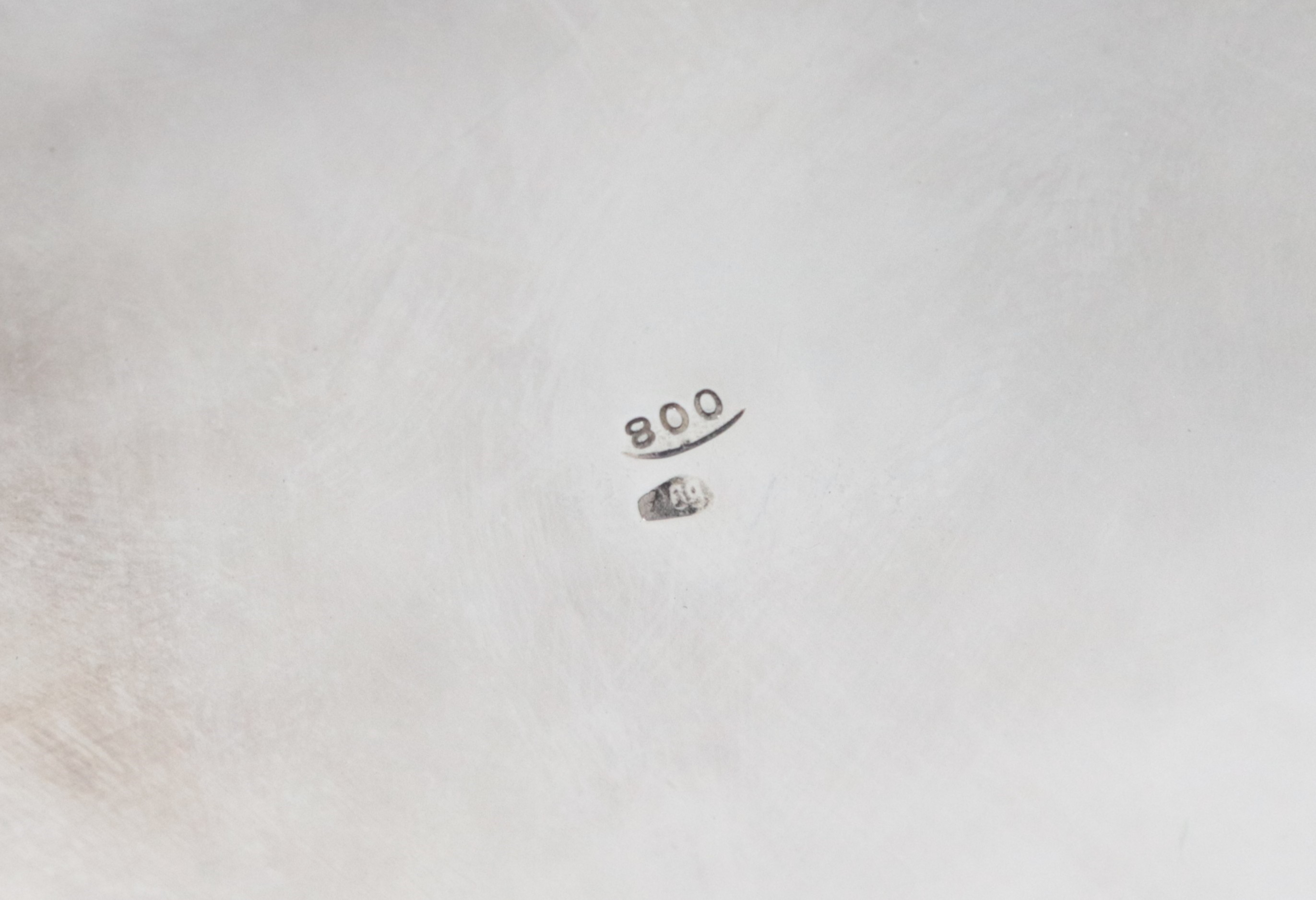 Teiera in argento cesellato e sbalzato con manico alzabile, sorretta da tre piedini caprini, gr. ...