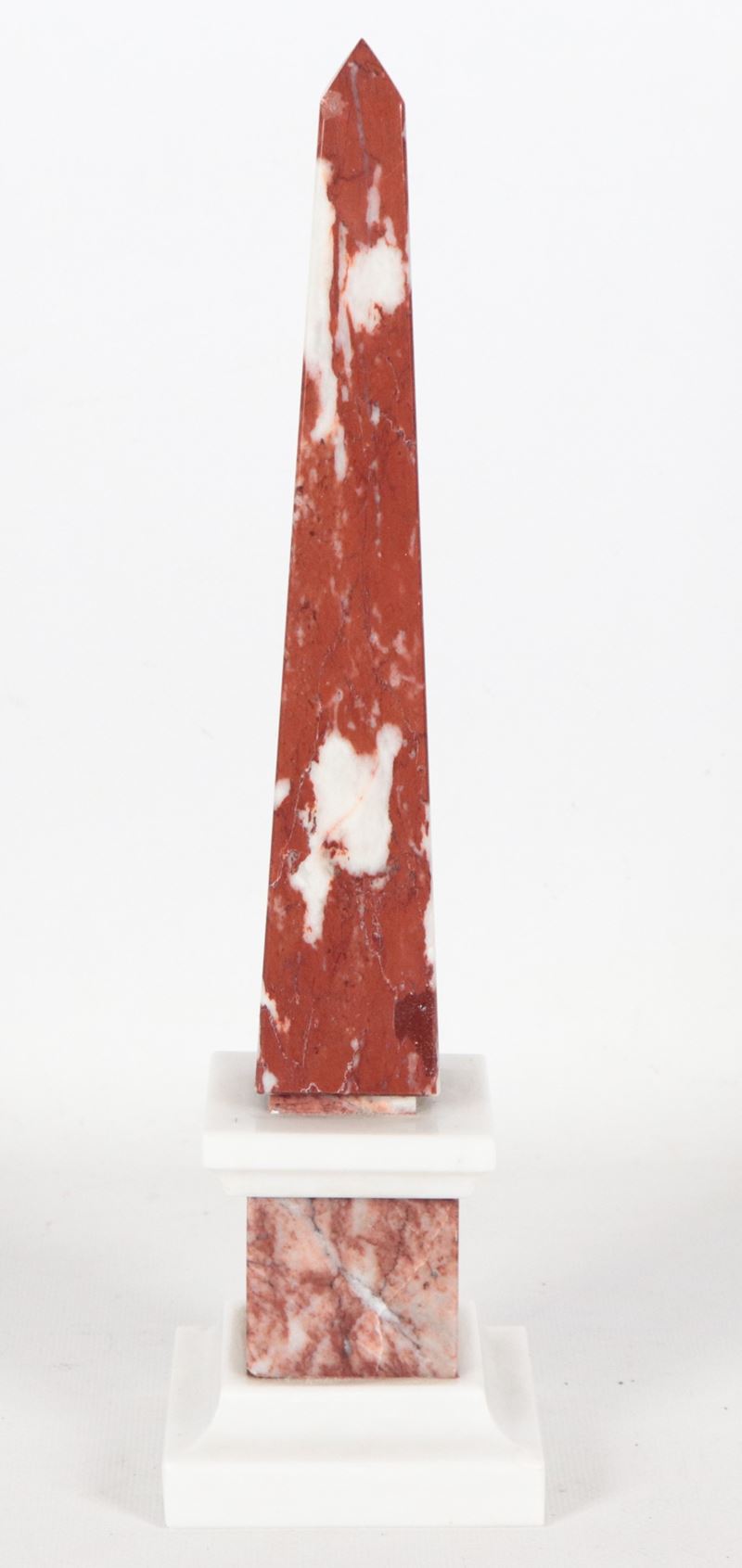 Piccolo obelisco in marmo rosso di Francia