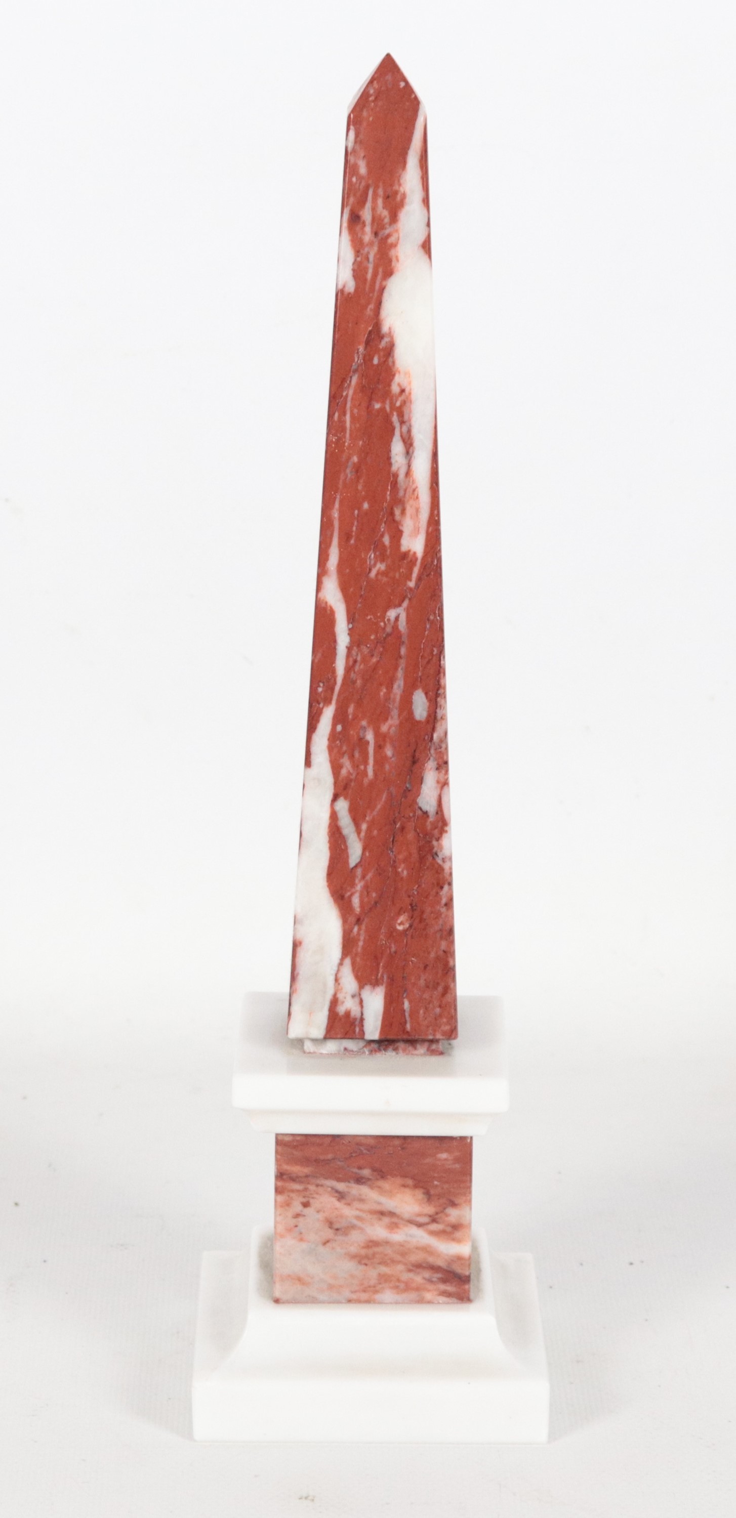 Piccolo obelisco in marmo rosso di Francia