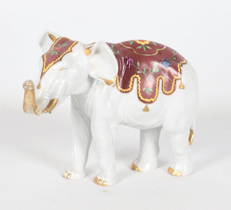 "Elefante", piccola scultura in porcellana Capodimonte con decorazioni policrome a motivi orienta...
