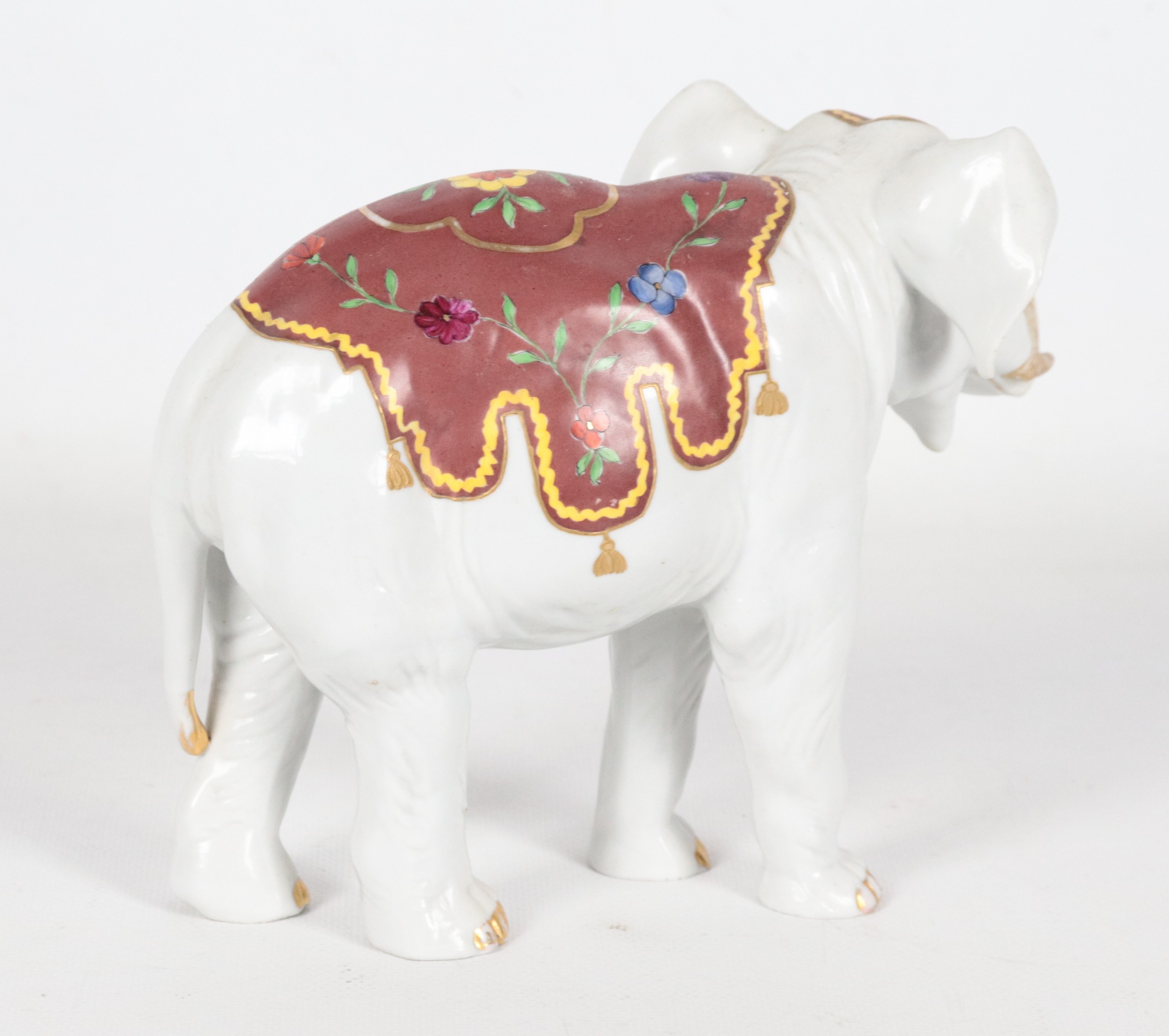 "Elefante", piccola scultura in porcellana Capodimonte con decorazioni policrome a motivi orienta...