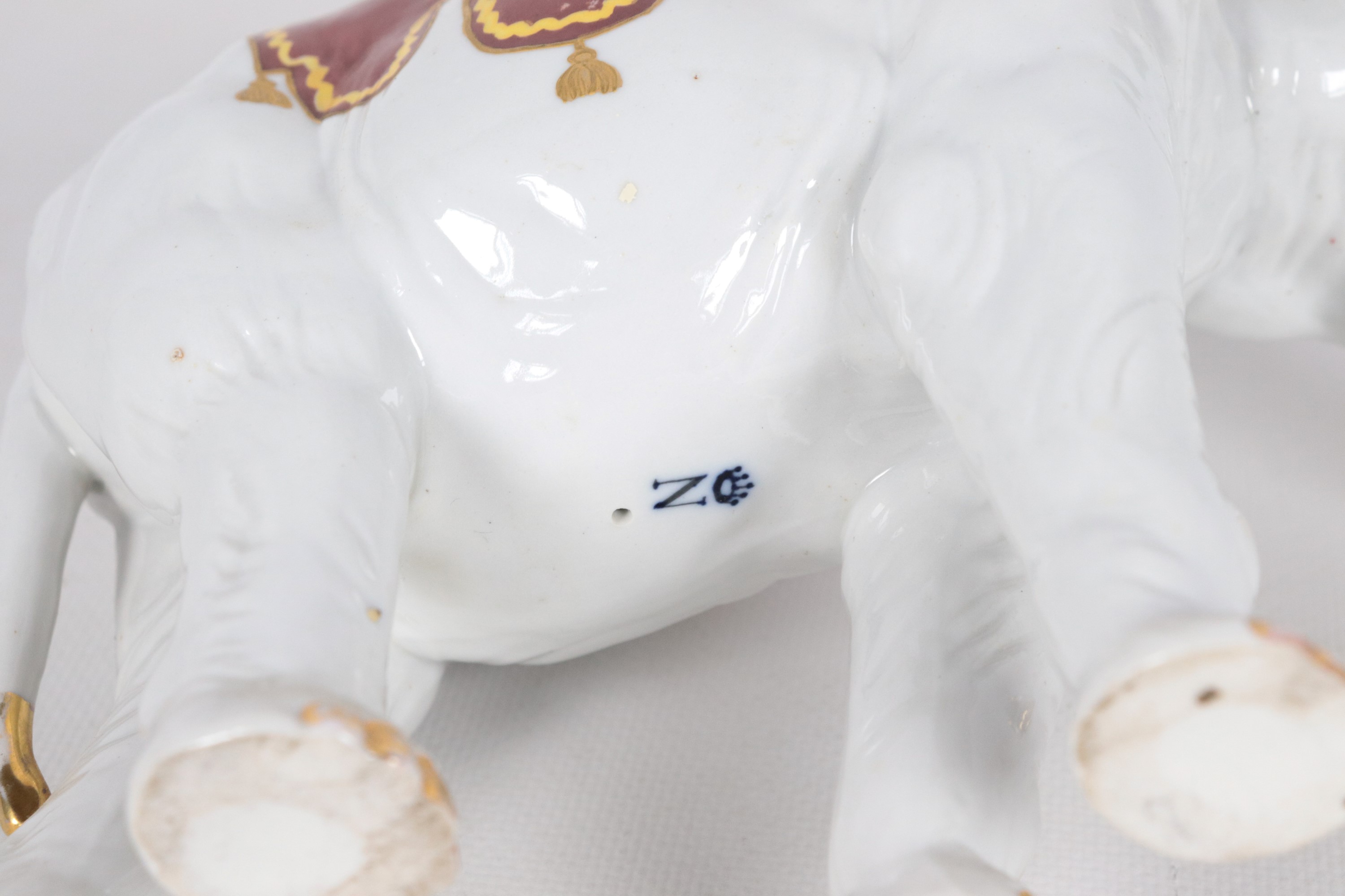 "Elefante", piccola scultura in porcellana Capodimonte con decorazioni policrome a motivi orienta...