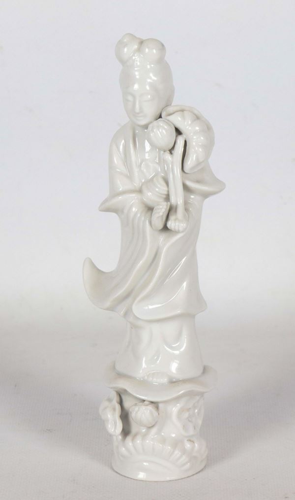 "Guanyin", antica piccola scultura cinese in porcellana bianca