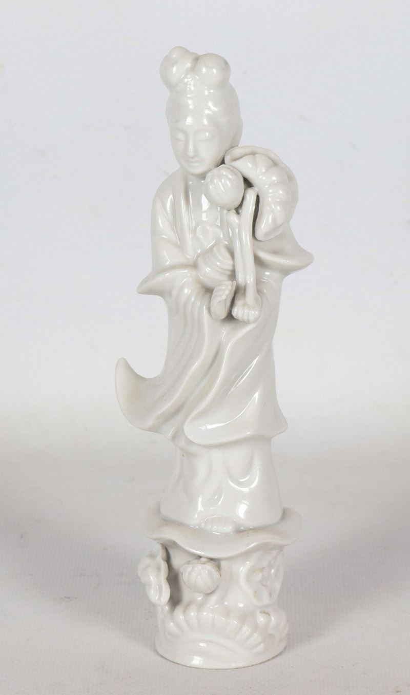 "Guanyin", antica piccola scultura cinese in porcellana bianca