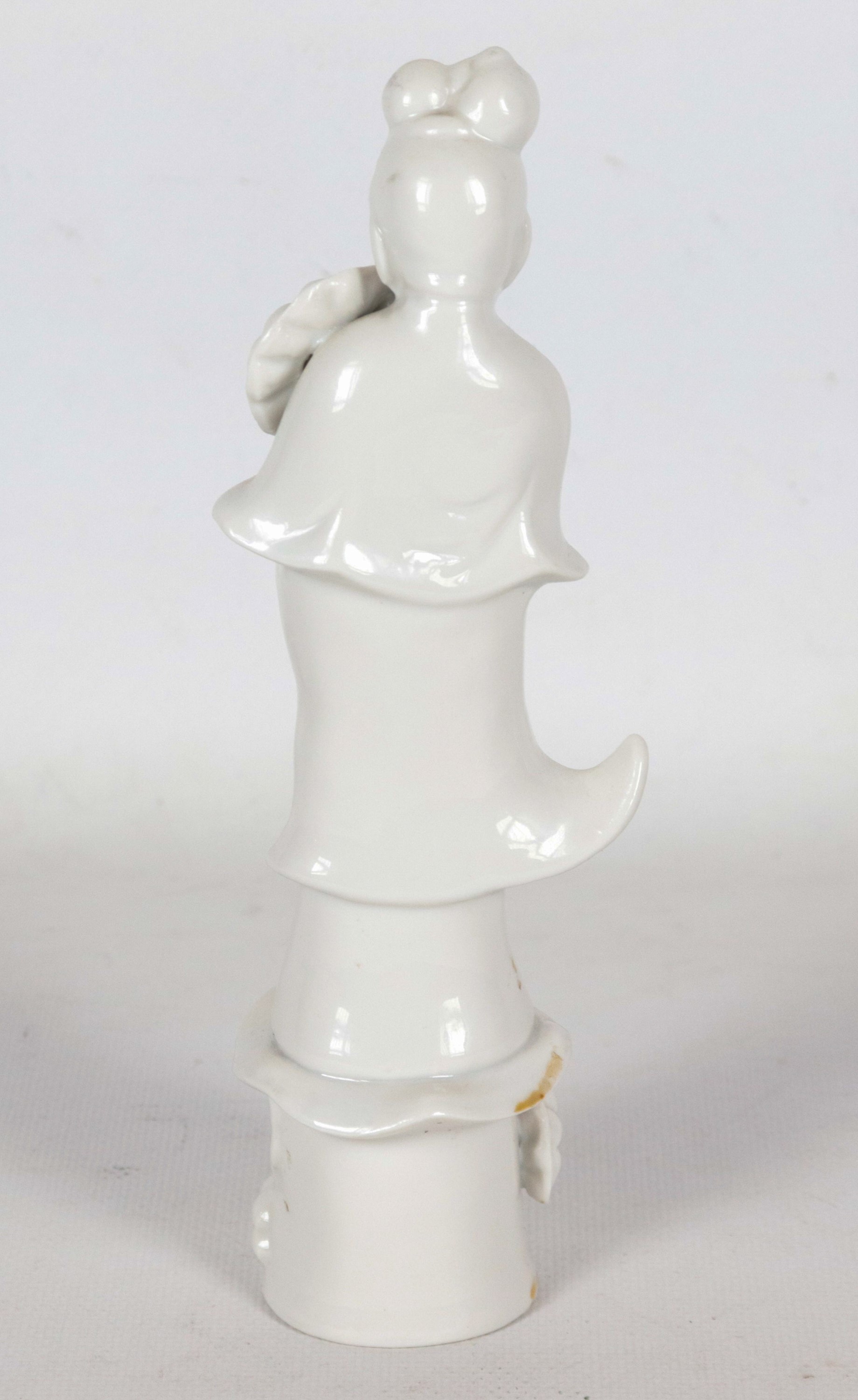 "Guanyin", antica piccola scultura cinese in porcellana bianca